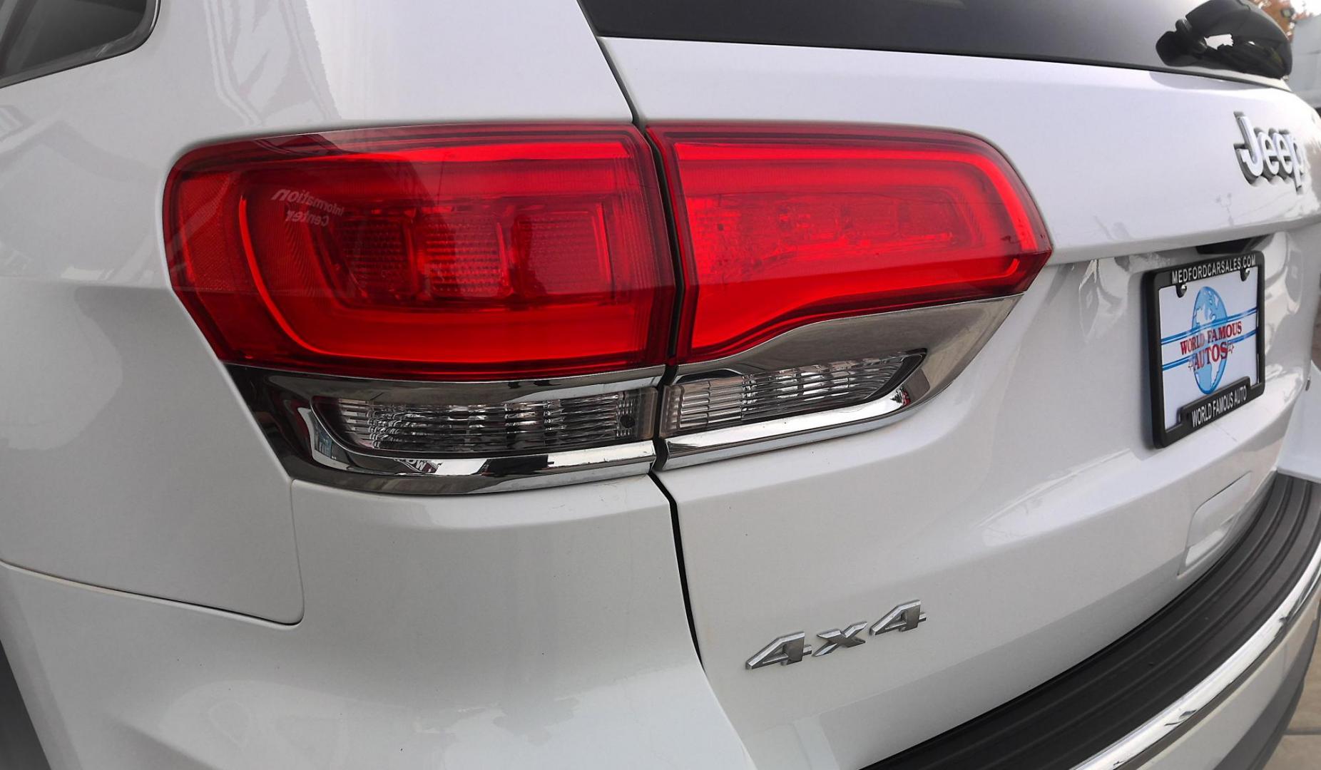 2018 WHITE Jeep Grand Cherokee Limited 4WD (1C4RJFBG6JC) with an 3.6L V6 DOHC 24V engine, 8A transmission, located at 502 S. Riverside Avenue, Medford, OR, 97501, (541) 773-3136, 42.322803, -122.867477 - Photo#4