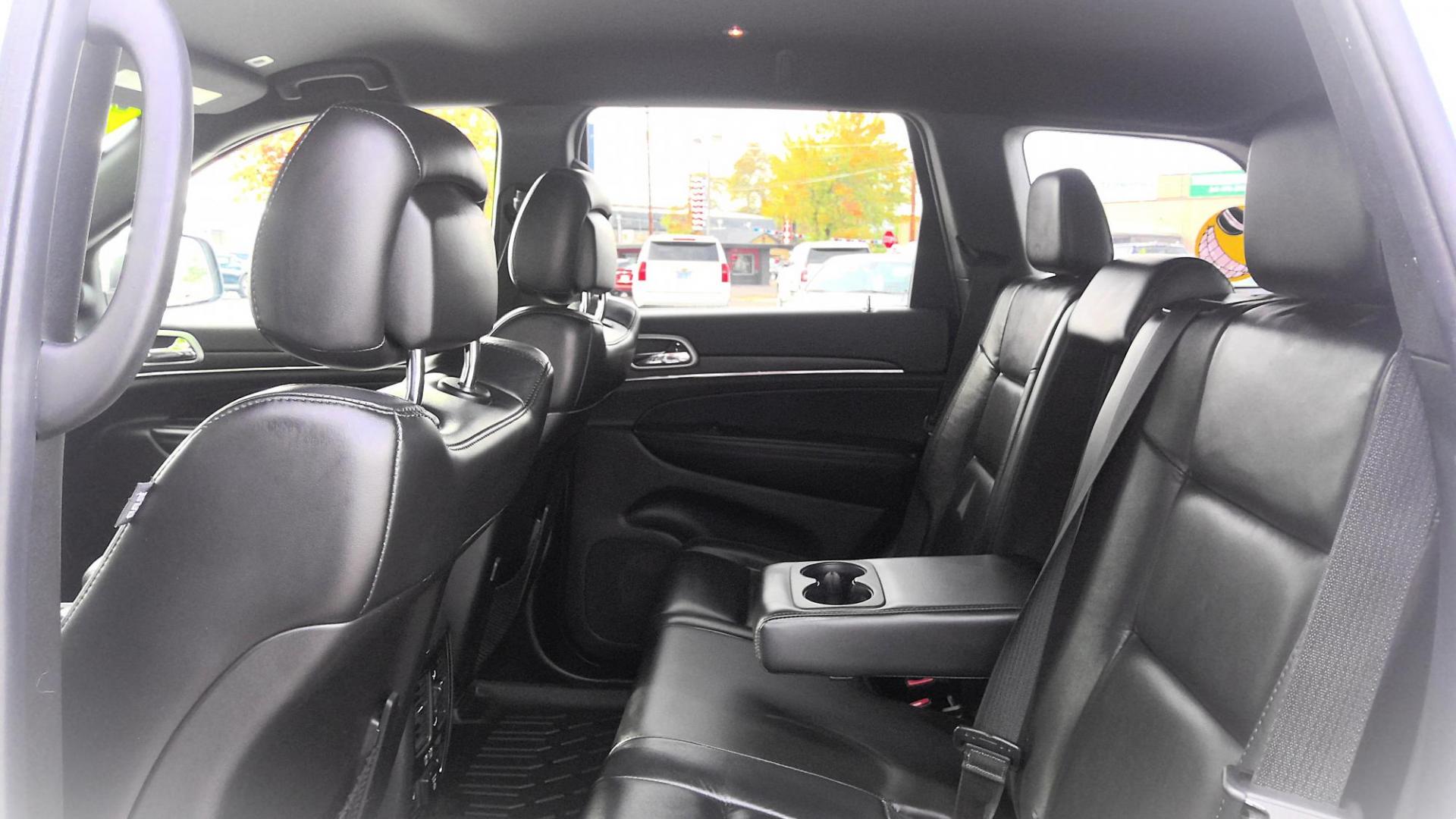 2018 WHITE Jeep Grand Cherokee Limited 4WD (1C4RJFBG6JC) with an 3.6L V6 DOHC 24V engine, 8A transmission, located at 502 S. Riverside Avenue, Medford, OR, 97501, (541) 773-3136, 42.322803, -122.867477 - Photo#8