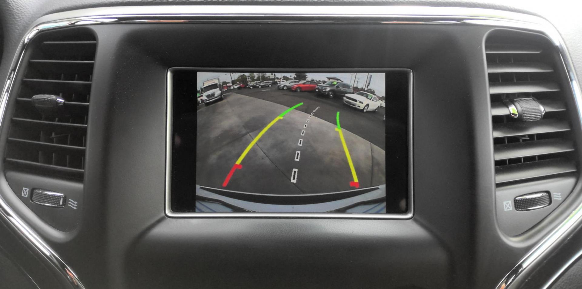 2018 WHITE Jeep Grand Cherokee Limited 4WD (1C4RJFBG6JC) with an 3.6L V6 DOHC 24V engine, 8A transmission, located at 502 S. Riverside Avenue, Medford, OR, 97501, (541) 773-3136, 42.322803, -122.867477 - Photo#12