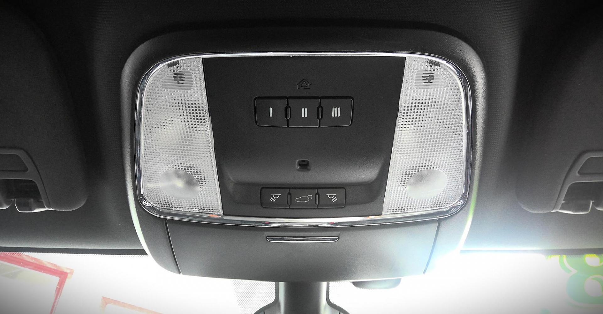 2018 WHITE Jeep Grand Cherokee Limited 4WD (1C4RJFBG6JC) with an 3.6L V6 DOHC 24V engine, 8A transmission, located at 502 S. Riverside Avenue, Medford, OR, 97501, (541) 773-3136, 42.322803, -122.867477 - Photo#13