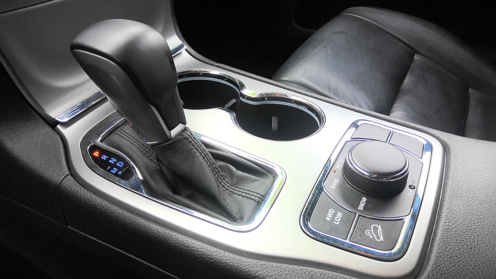 2018 WHITE Jeep Grand Cherokee Limited 4WD (1C4RJFBG6JC) with an 3.6L V6 DOHC 24V engine, 8A transmission, located at 502 S. Riverside Avenue, Medford, OR, 97501, (541) 773-3136, 42.322803, -122.867477 - Photo#14