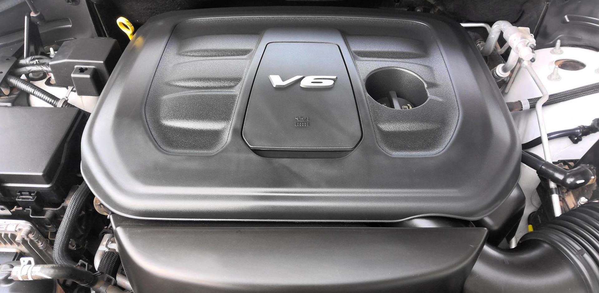 2018 WHITE Jeep Grand Cherokee Limited 4WD (1C4RJFBG6JC) with an 3.6L V6 DOHC 24V engine, 8A transmission, located at 502 S. Riverside Avenue, Medford, OR, 97501, (541) 773-3136, 42.322803, -122.867477 - Photo#16