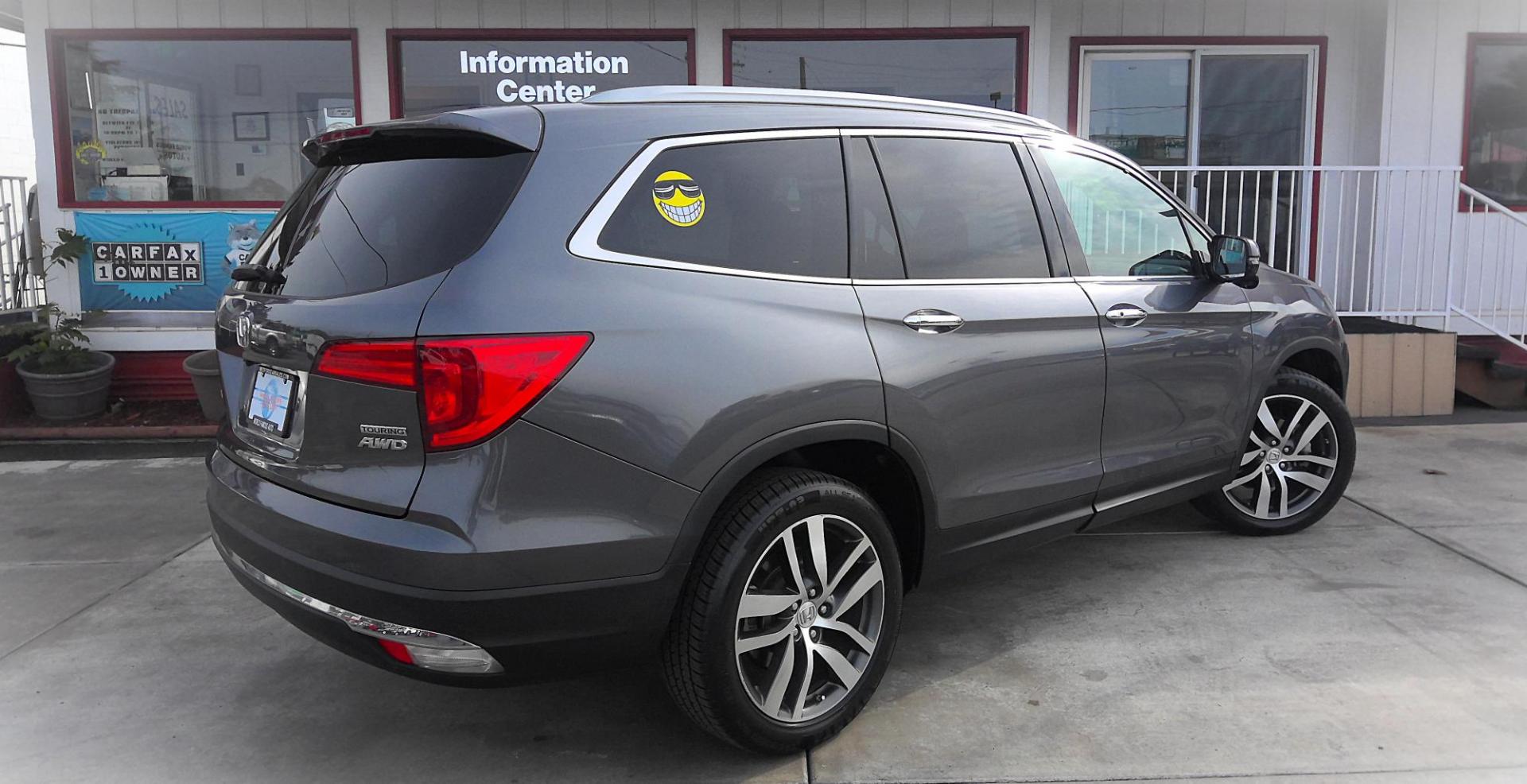 2016 GRAY Honda Pilot Touring 4WD (5FNYF6H97GB) with an 3.5L V6 SOHC 24V engine, 9-Speed Automatic transmission, located at 502 S. Riverside Avenue, Medford, OR, 97501, (541) 773-3136, 42.322803, -122.867477 - Photo#2