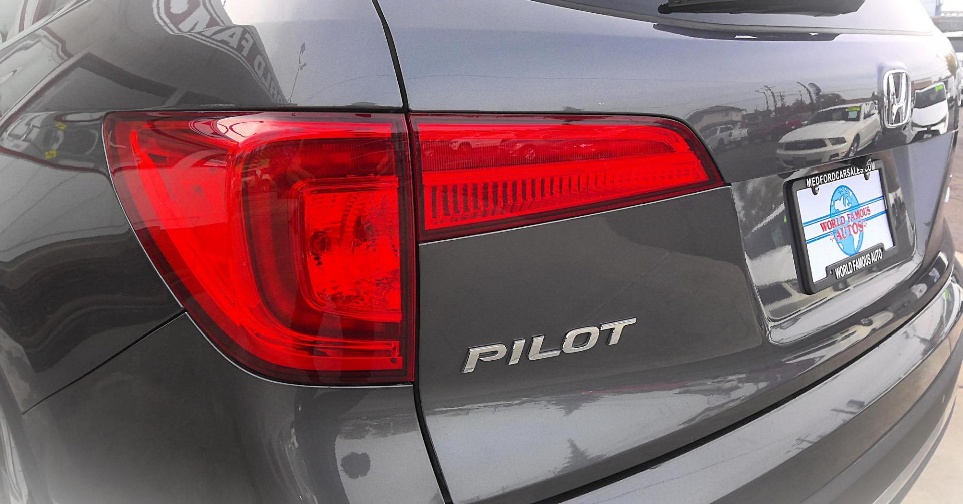 2016 GRAY Honda Pilot Touring 4WD (5FNYF6H97GB) with an 3.5L V6 SOHC 24V engine, 9-Speed Automatic transmission, located at 502 S. Riverside Avenue, Medford, OR, 97501, (541) 773-3136, 42.322803, -122.867477 - Photo#4