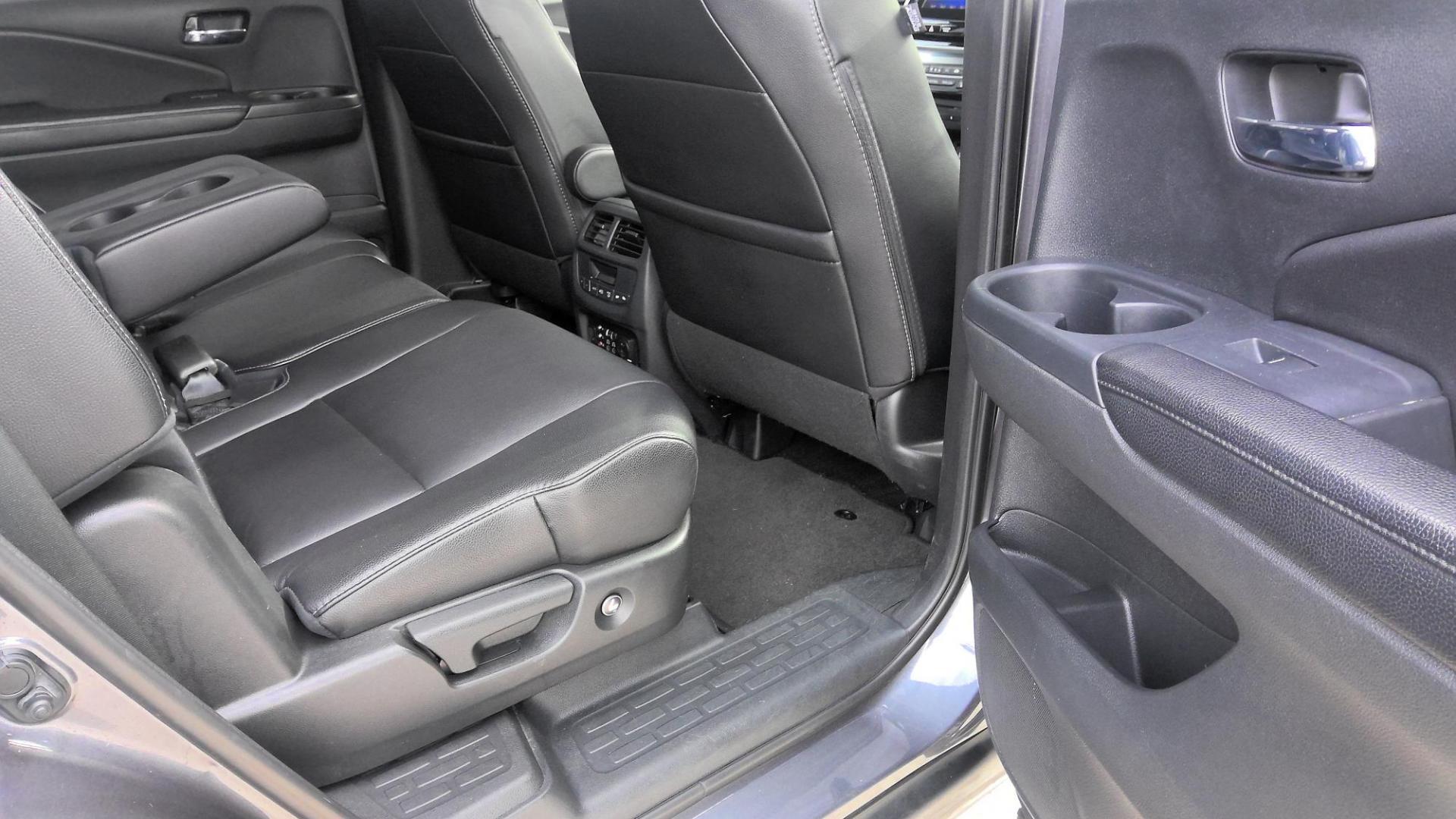 2016 GRAY Honda Pilot Touring 4WD (5FNYF6H97GB) with an 3.5L V6 SOHC 24V engine, 9-Speed Automatic transmission, located at 502 S. Riverside Avenue, Medford, OR, 97501, (541) 773-3136, 42.322803, -122.867477 - Photo#11