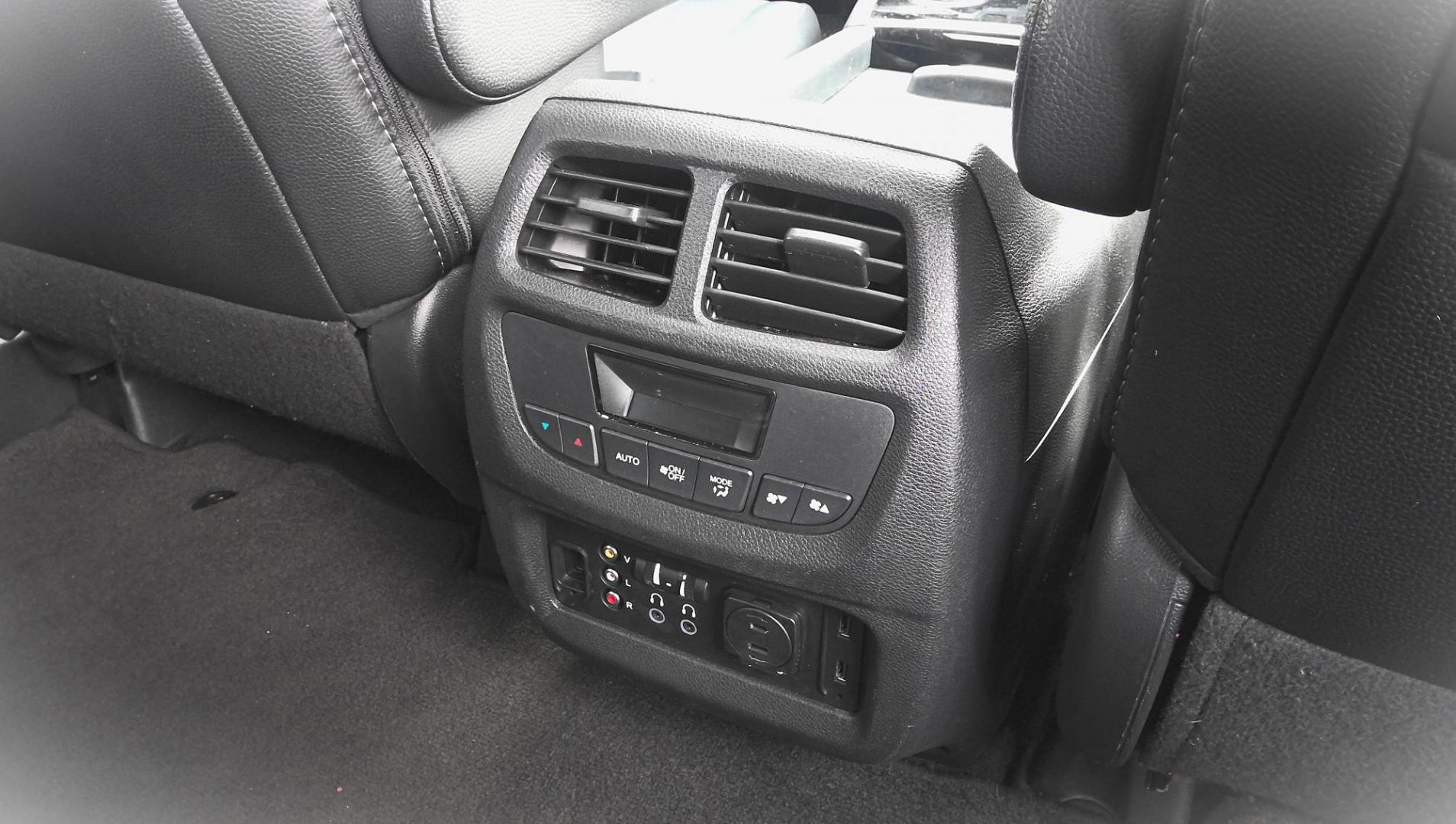 2016 GRAY Honda Pilot Touring 4WD (5FNYF6H97GB) with an 3.5L V6 SOHC 24V engine, 9-Speed Automatic transmission, located at 502 S. Riverside Avenue, Medford, OR, 97501, (541) 773-3136, 42.322803, -122.867477 - Photo#12