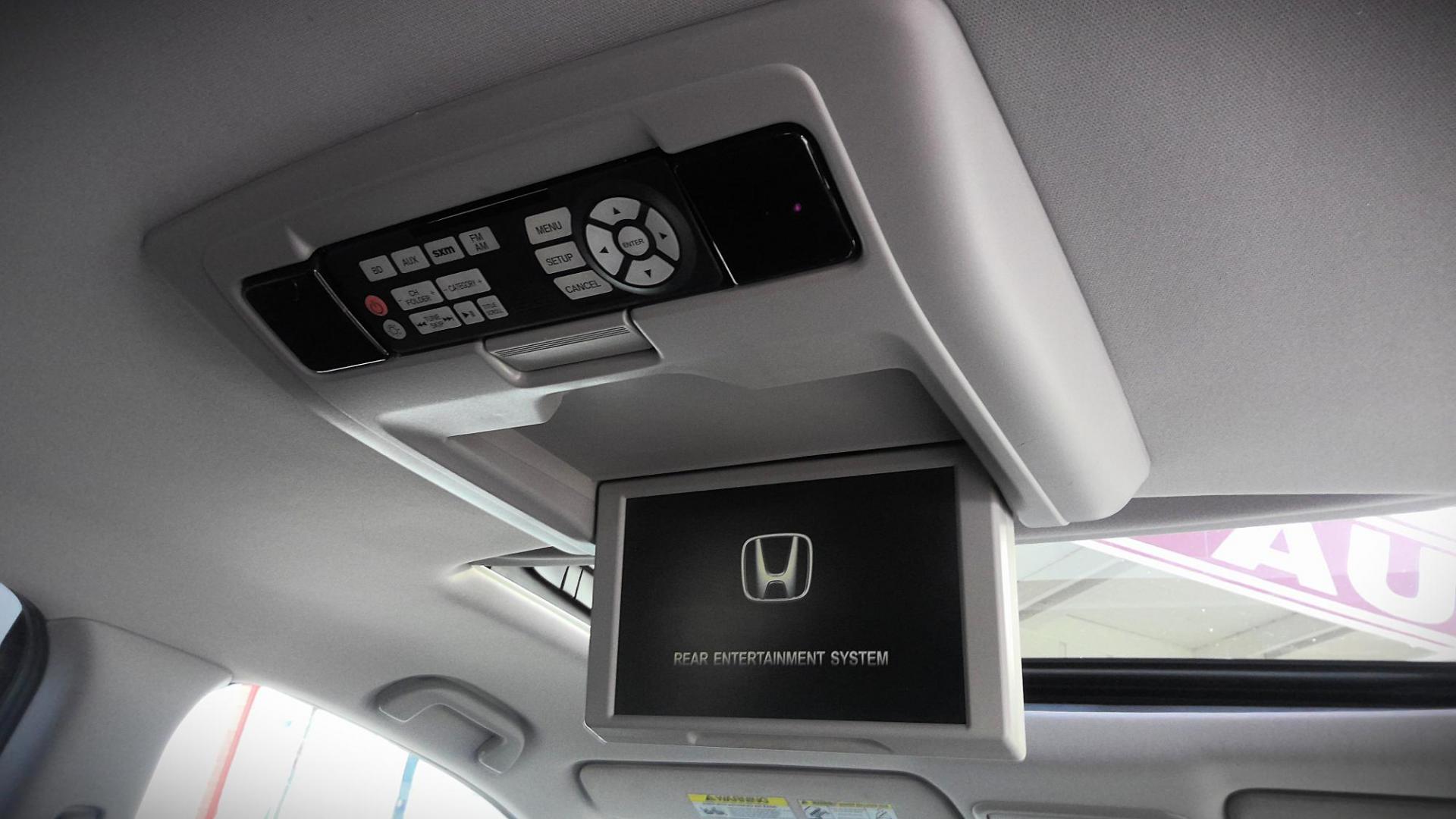 2016 GRAY Honda Pilot Touring 4WD (5FNYF6H97GB) with an 3.5L V6 SOHC 24V engine, 9-Speed Automatic transmission, located at 502 S. Riverside Avenue, Medford, OR, 97501, (541) 773-3136, 42.322803, -122.867477 - Photo#13