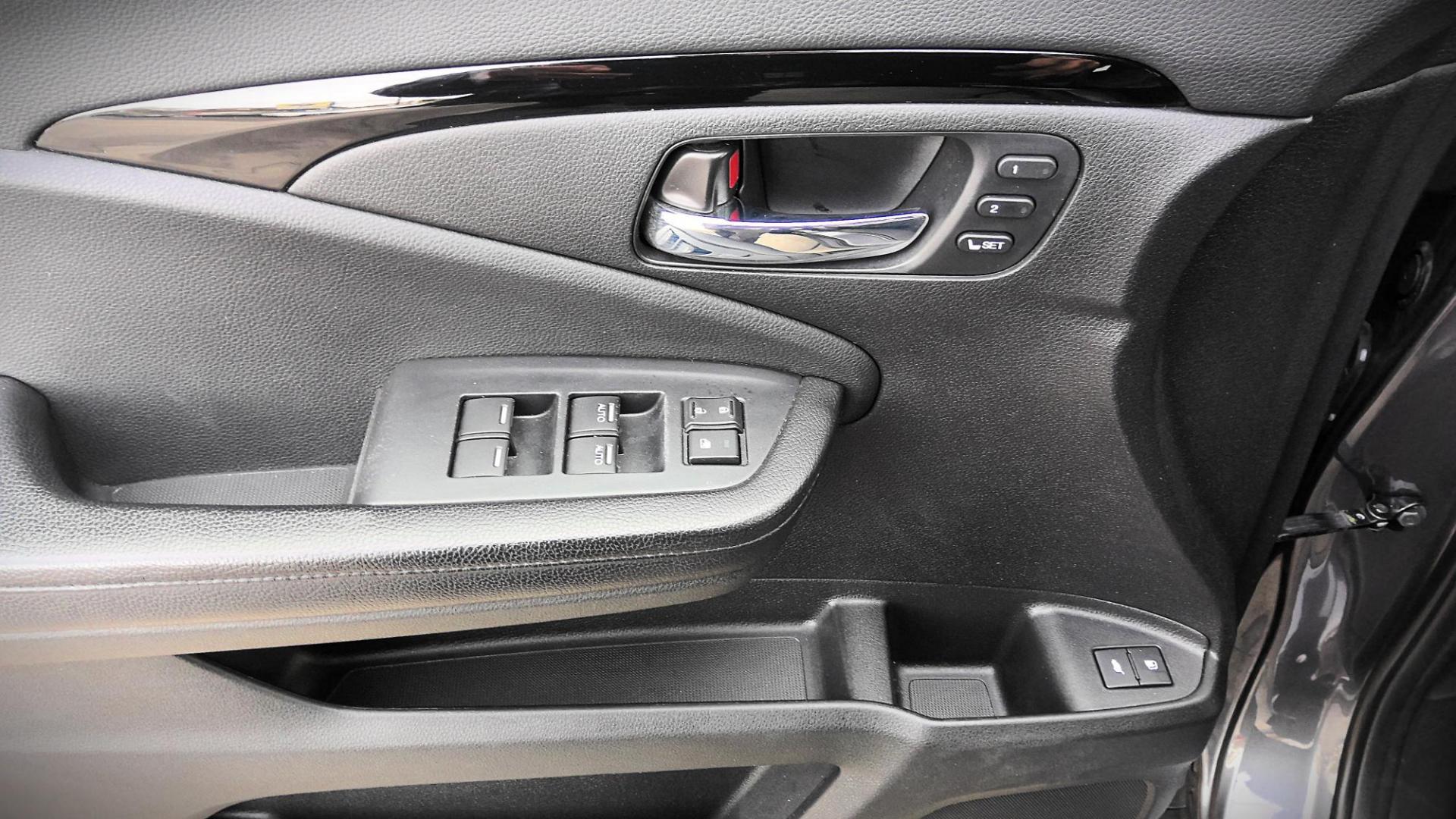 2016 GRAY Honda Pilot Touring 4WD (5FNYF6H97GB) with an 3.5L V6 SOHC 24V engine, 9-Speed Automatic transmission, located at 502 S. Riverside Avenue, Medford, OR, 97501, (541) 773-3136, 42.322803, -122.867477 - Photo#18