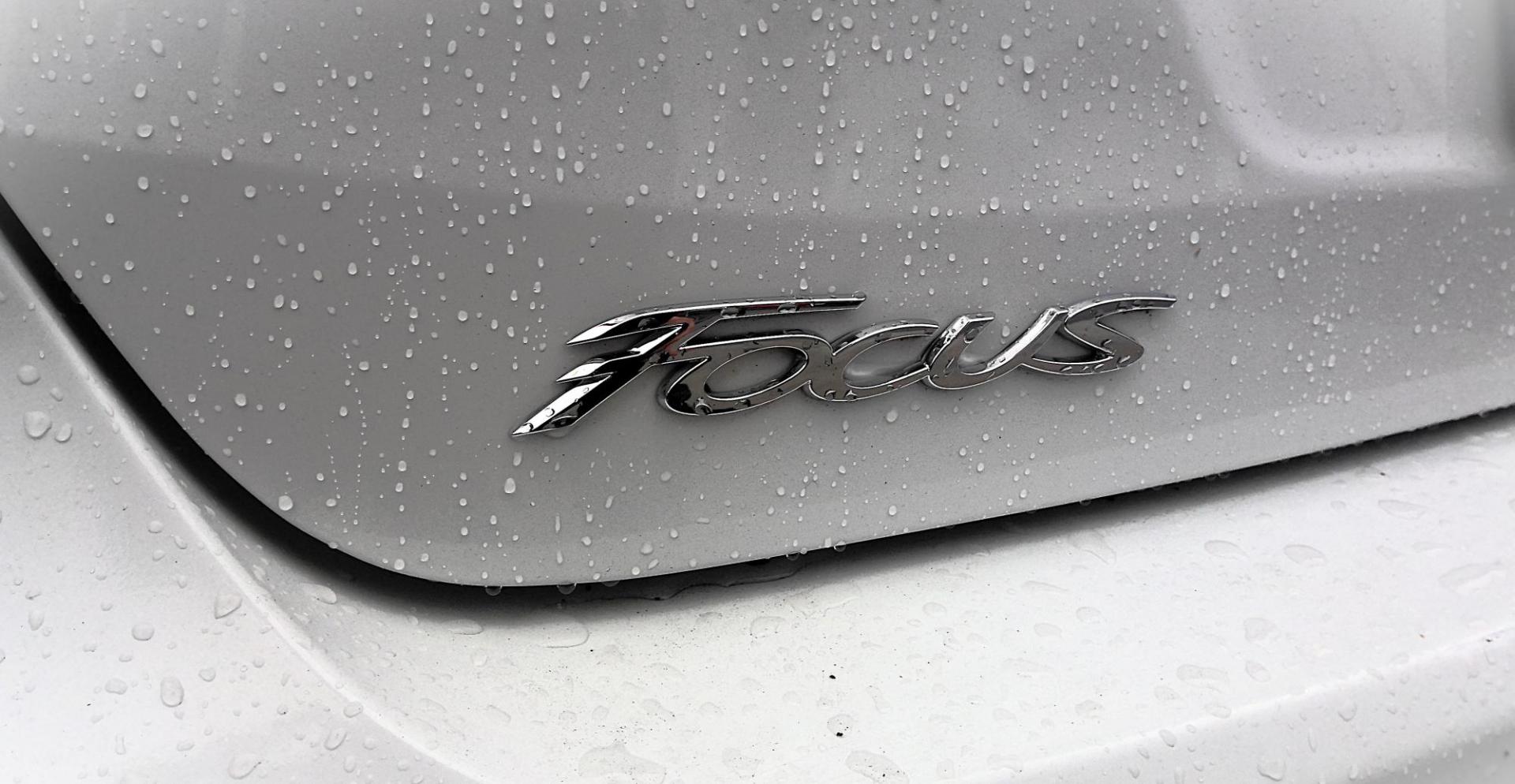 2017 WHITE Ford Focus SE Sedan (1FADP3F29HL) with an 2.0L L4 DOHC 16V engine, located at 502 S. Riverside Avenue, Medford, OR, 97501, (541) 773-3136, 42.322803, -122.867477 - Photo#3