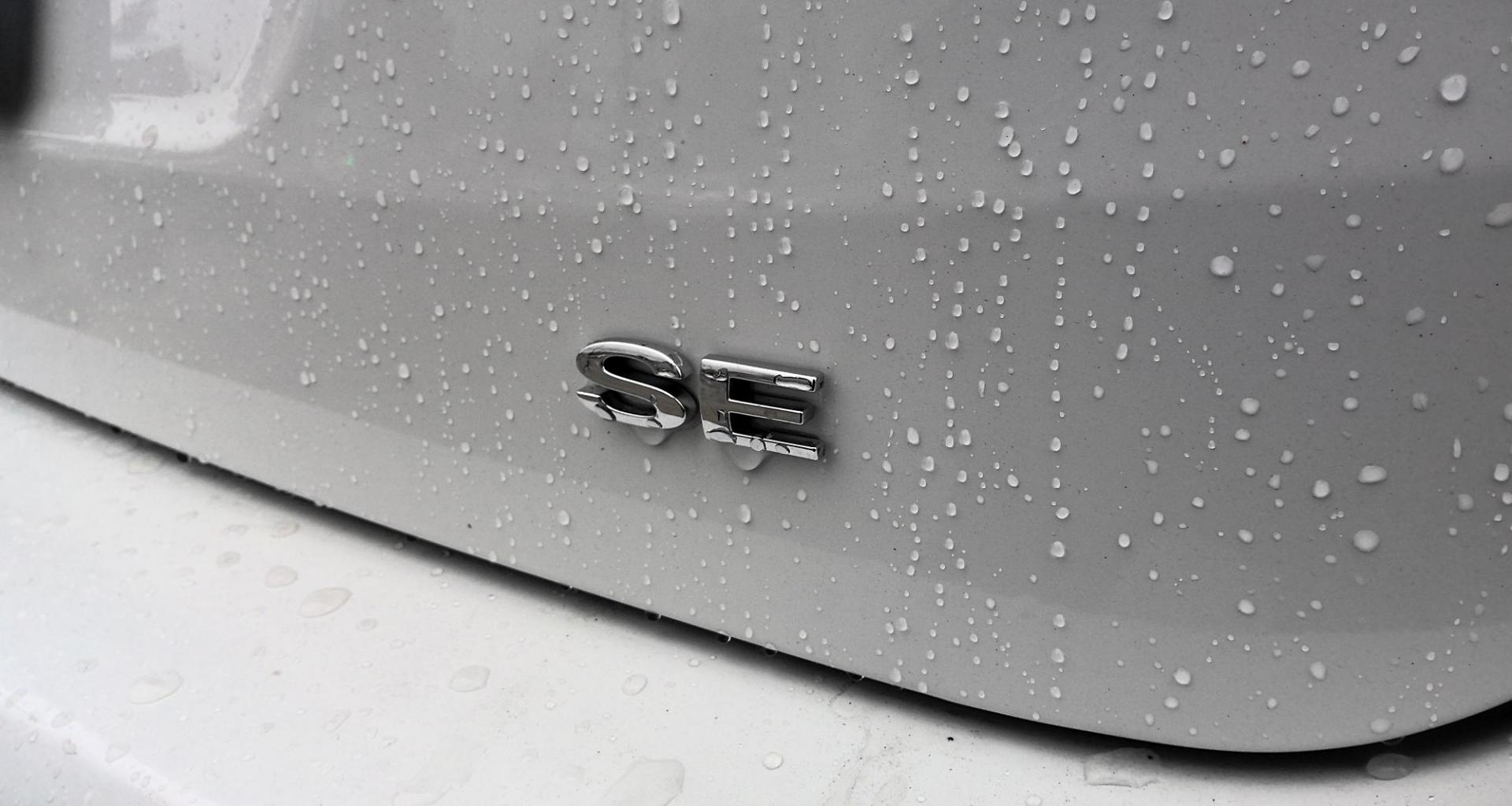 2017 WHITE Ford Focus SE Sedan (1FADP3F29HL) with an 2.0L L4 DOHC 16V engine, located at 502 S. Riverside Avenue, Medford, OR, 97501, (541) 773-3136, 42.322803, -122.867477 - Photo#4