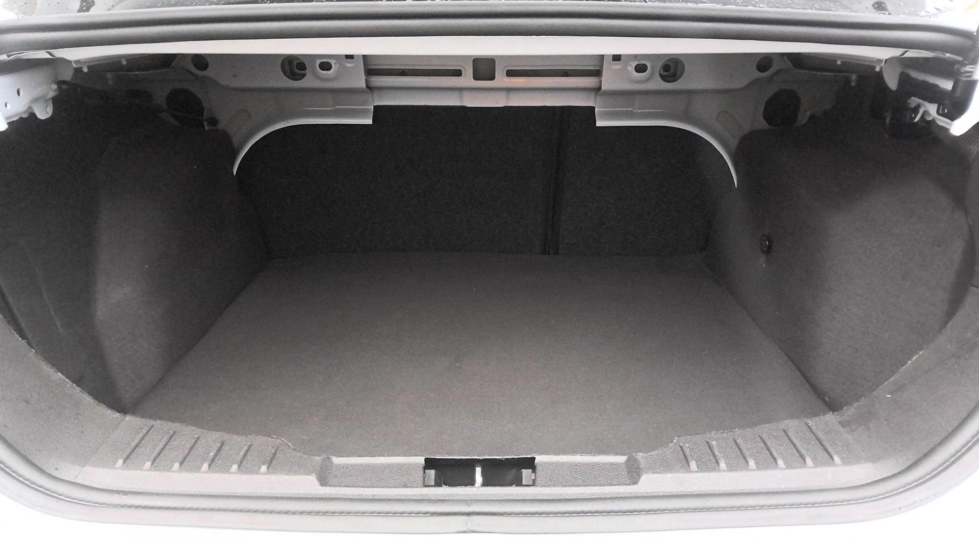 2017 WHITE Ford Focus SE Sedan (1FADP3F29HL) with an 2.0L L4 DOHC 16V engine, located at 502 S. Riverside Avenue, Medford, OR, 97501, (541) 773-3136, 42.322803, -122.867477 - Photo#5