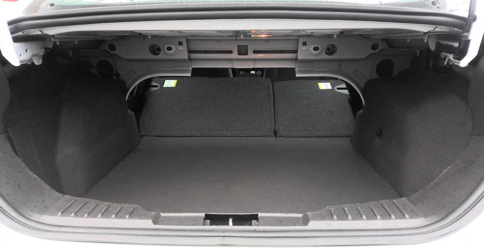 2017 WHITE Ford Focus SE Sedan (1FADP3F29HL) with an 2.0L L4 DOHC 16V engine, located at 502 S. Riverside Avenue, Medford, OR, 97501, (541) 773-3136, 42.322803, -122.867477 - Photo#6