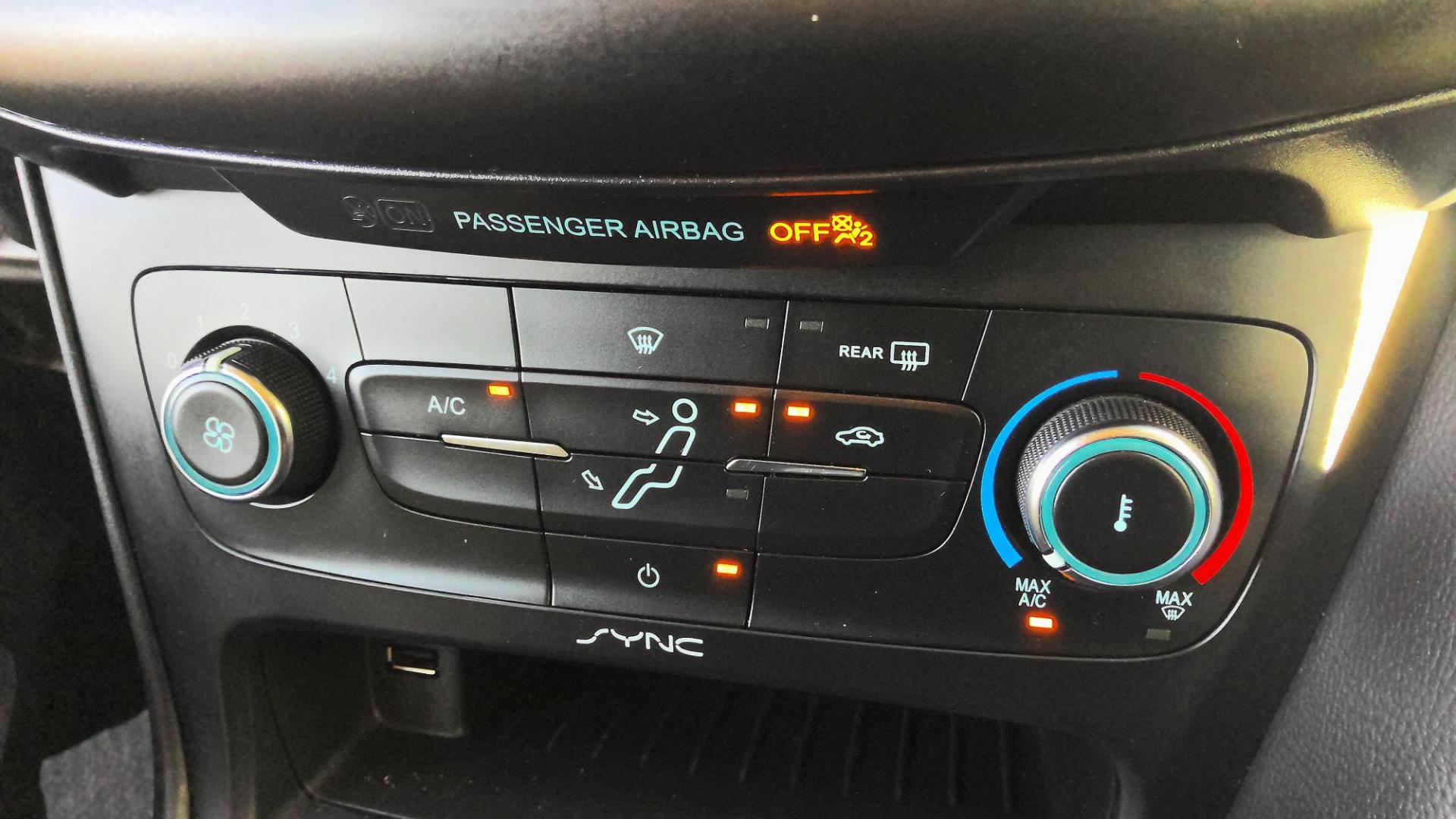 2017 WHITE Ford Focus SE Sedan (1FADP3F29HL) with an 2.0L L4 DOHC 16V engine, located at 502 S. Riverside Avenue, Medford, OR, 97501, (541) 773-3136, 42.322803, -122.867477 - Photo#9