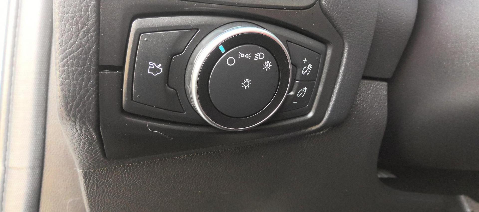 2017 WHITE Ford Focus SE Sedan (1FADP3F29HL) with an 2.0L L4 DOHC 16V engine, located at 502 S. Riverside Avenue, Medford, OR, 97501, (541) 773-3136, 42.322803, -122.867477 - Photo#10