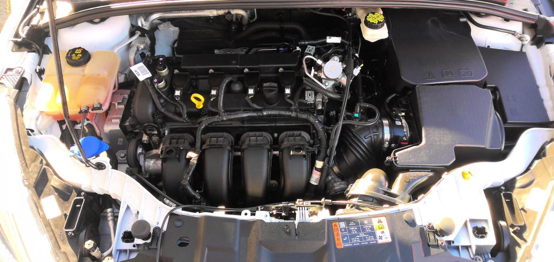 2017 WHITE Ford Focus SE Sedan (1FADP3F29HL) with an 2.0L L4 DOHC 16V engine, located at 502 S. Riverside Avenue, Medford, OR, 97501, (541) 773-3136, 42.322803, -122.867477 - Photo#12