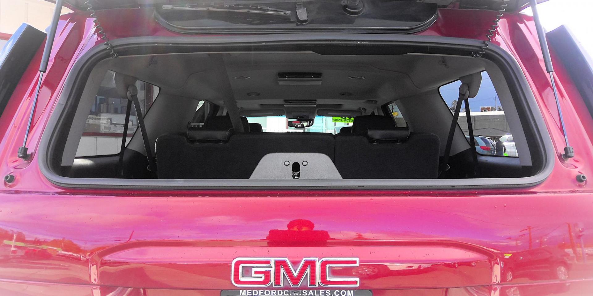 2018 RED GMC Yukon XL SLT 4WD (1GKS2GKC6JR) with an 5.3L V8 OHV 16V engine, 6A transmission, located at 502 S. Riverside Avenue, Medford, OR, 97501, (541) 773-3136, 42.322803, -122.867477 - Photo#4