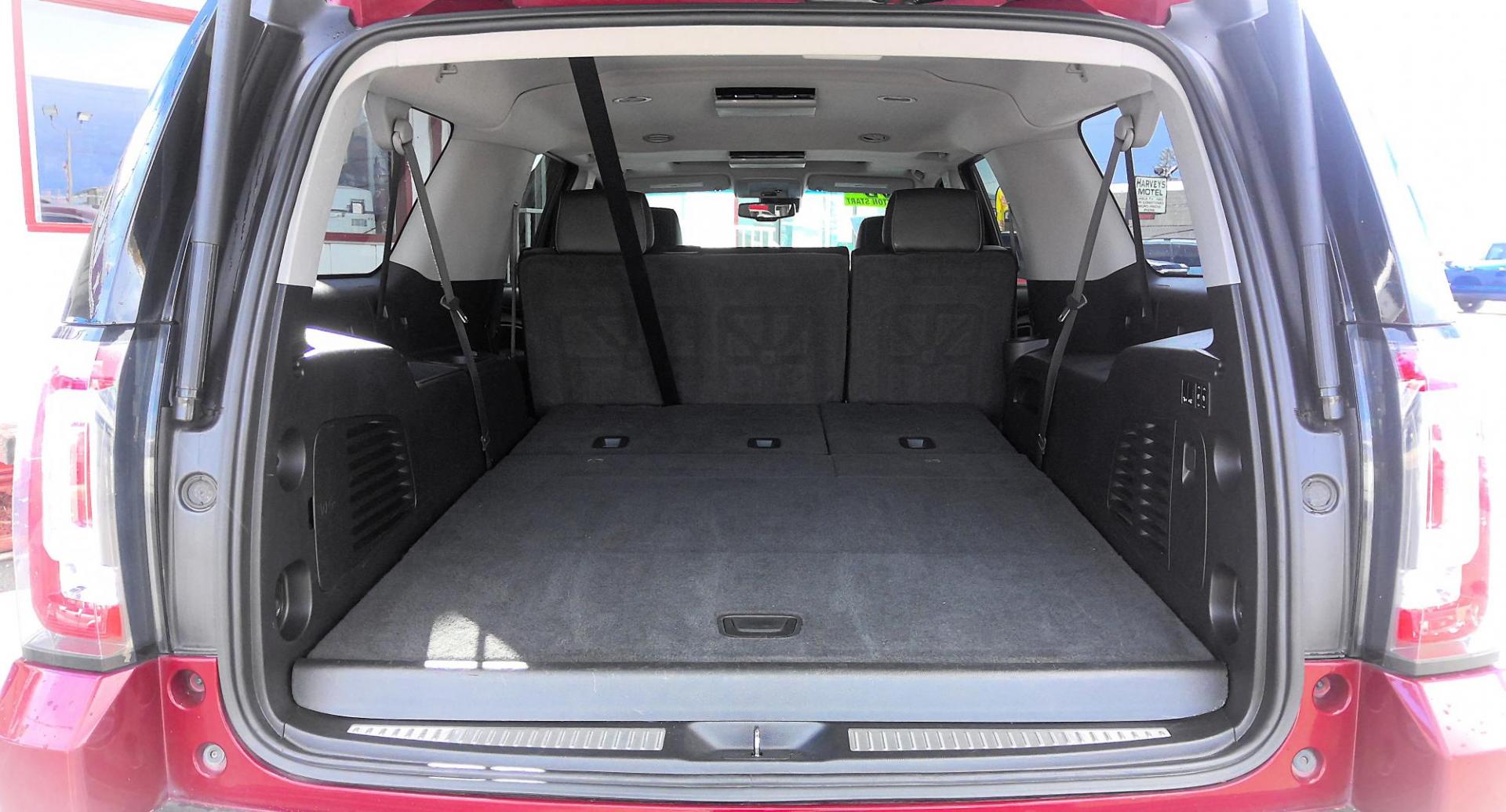 2018 RED GMC Yukon XL SLT 4WD (1GKS2GKC6JR) with an 5.3L V8 OHV 16V engine, 6A transmission, located at 502 S. Riverside Avenue, Medford, OR, 97501, (541) 773-3136, 42.322803, -122.867477 - Photo#6