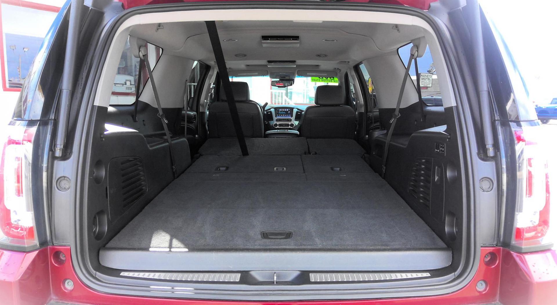 2018 RED GMC Yukon XL SLT 4WD (1GKS2GKC6JR) with an 5.3L V8 OHV 16V engine, 6A transmission, located at 502 S. Riverside Avenue, Medford, OR, 97501, (541) 773-3136, 42.322803, -122.867477 - Photo#7