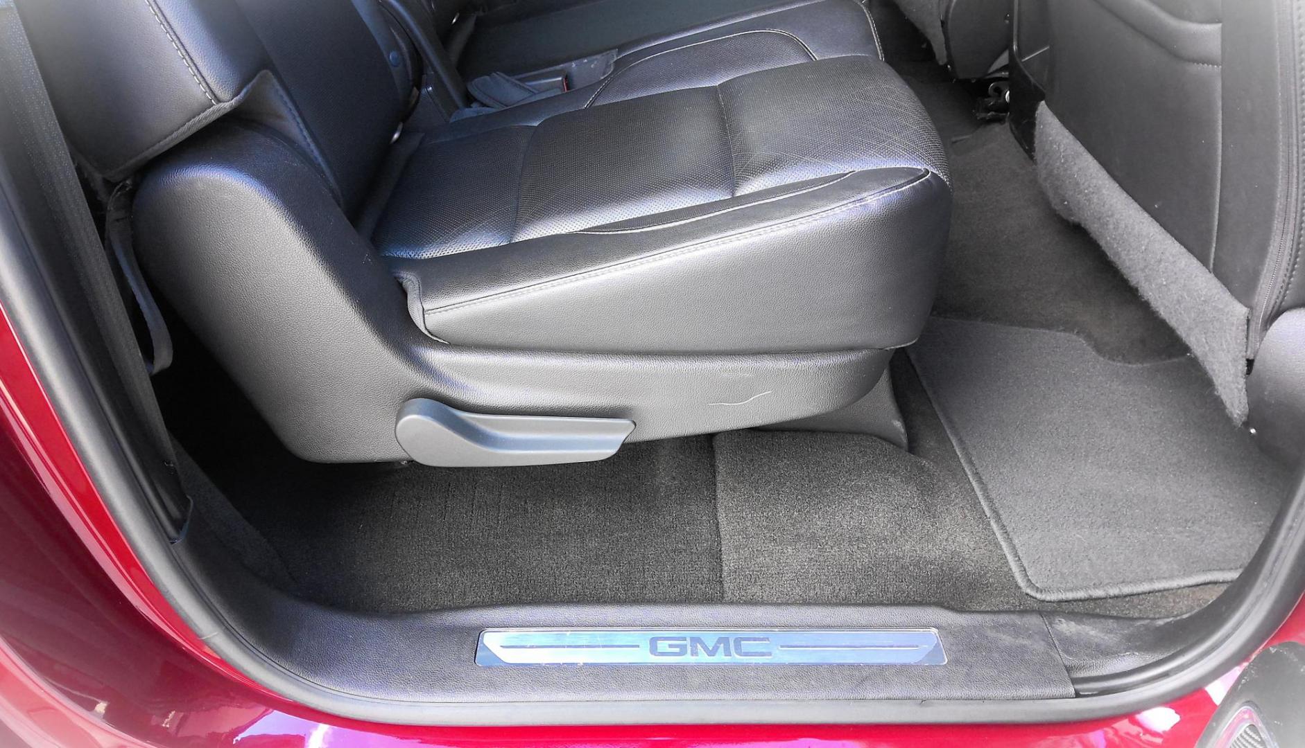 2018 RED GMC Yukon XL SLT 4WD (1GKS2GKC6JR) with an 5.3L V8 OHV 16V engine, 6A transmission, located at 502 S. Riverside Avenue, Medford, OR, 97501, (541) 773-3136, 42.322803, -122.867477 - Photo#11