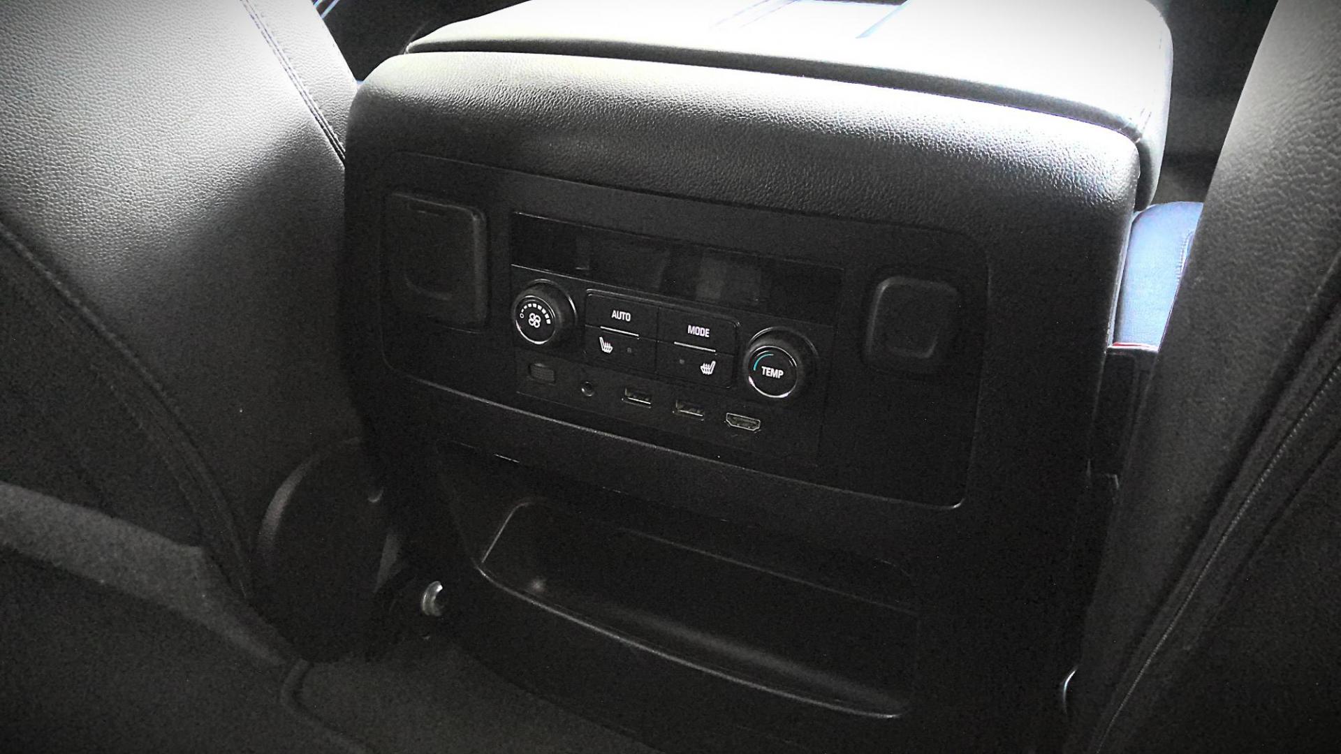 2018 RED GMC Yukon XL SLT 4WD (1GKS2GKC6JR) with an 5.3L V8 OHV 16V engine, 6A transmission, located at 502 S. Riverside Avenue, Medford, OR, 97501, (541) 773-3136, 42.322803, -122.867477 - Photo#12