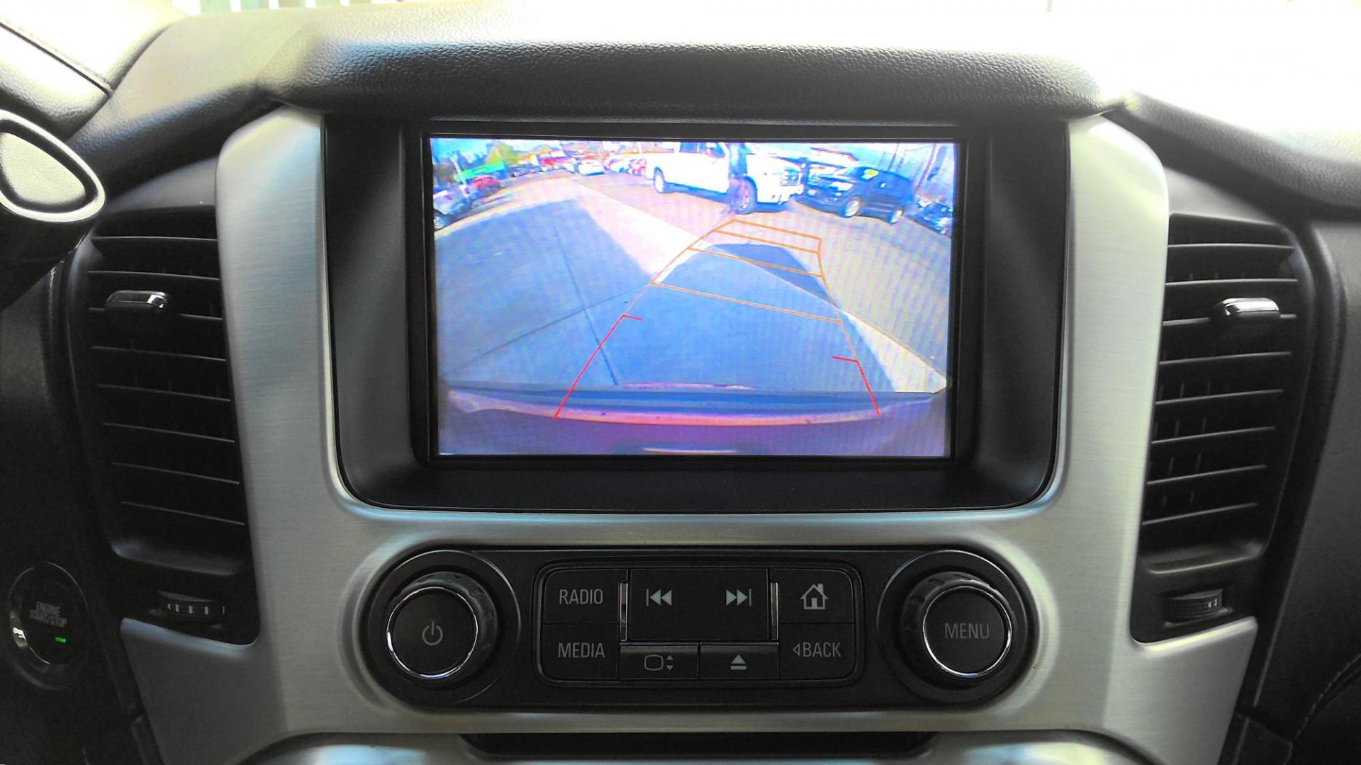 2018 RED GMC Yukon XL SLT 4WD (1GKS2GKC6JR) with an 5.3L V8 OHV 16V engine, 6A transmission, located at 502 S. Riverside Avenue, Medford, OR, 97501, (541) 773-3136, 42.322803, -122.867477 - Photo#16