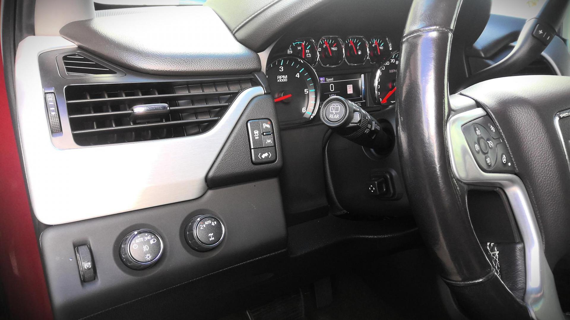 2018 RED GMC Yukon XL SLT 4WD (1GKS2GKC6JR) with an 5.3L V8 OHV 16V engine, 6A transmission, located at 502 S. Riverside Avenue, Medford, OR, 97501, (541) 773-3136, 42.322803, -122.867477 - Photo#17