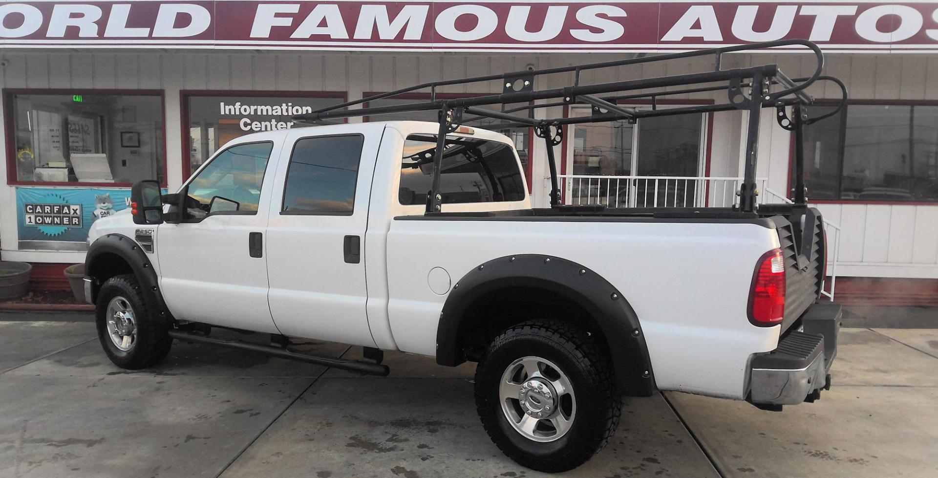 2009 WHITE Ford F-250 SD FX4 Crew Cab 4WD (1FTSW215X9E) with an 5.4L V8 SOHC 16V engine, located at 502 S. Riverside Avenue, Medford, OR, 97501, (541) 773-3136, 42.322803, -122.867477 - Photo#2