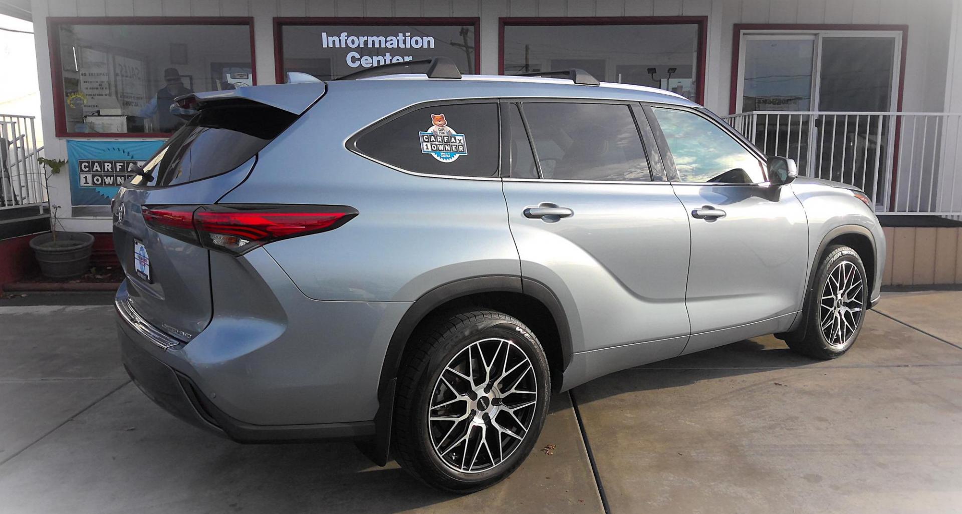 2020 GRAY Toyota Highlander Limited AWD V6 (5TDDZRBH3LS) with an 3.5L V6 DOHC 24V engine, 6A transmission, located at 502 S. Riverside Avenue, Medford, OR, 97501, (541) 773-3136, 42.322803, -122.867477 - Photo#2