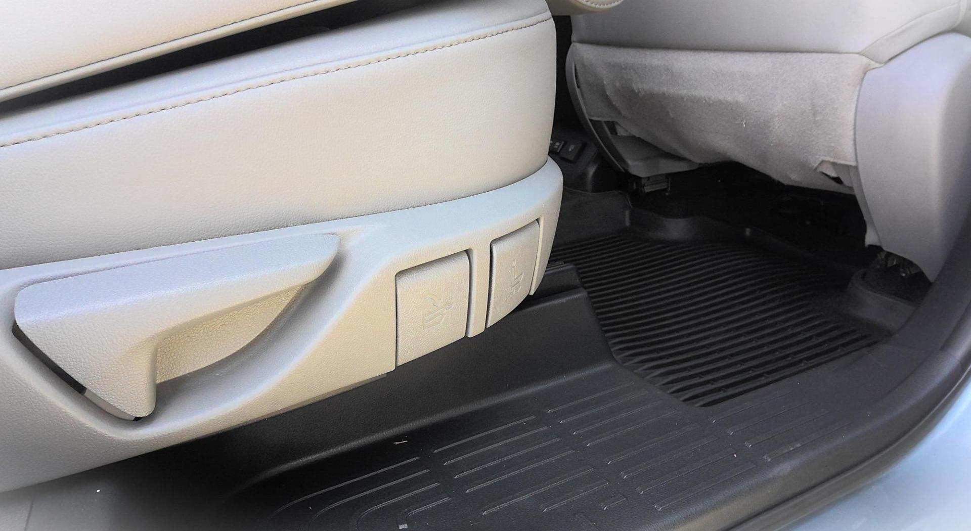 2020 GRAY Toyota Highlander Limited AWD V6 (5TDDZRBH3LS) with an 3.5L V6 DOHC 24V engine, 6A transmission, located at 502 S. Riverside Avenue, Medford, OR, 97501, (541) 773-3136, 42.322803, -122.867477 - Photo#11