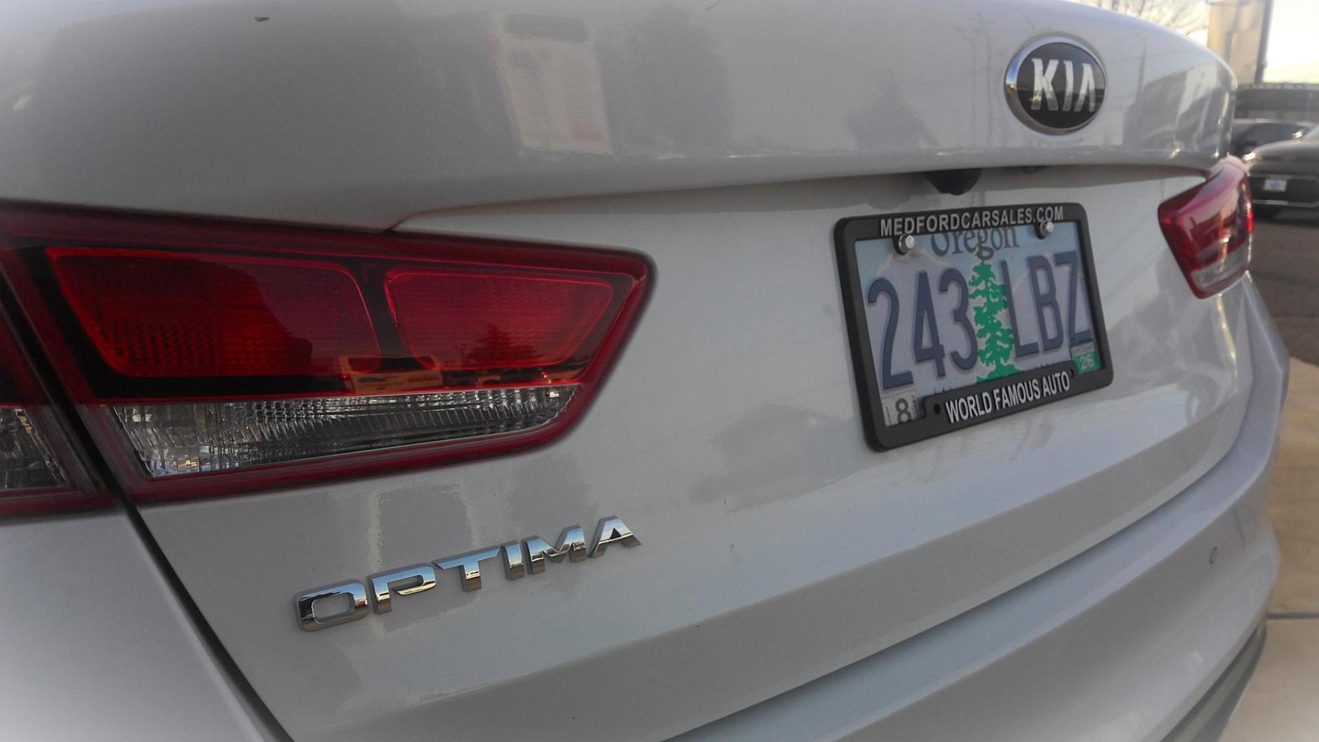 2018 WHITE Kia Optima LX (5XXGT4L35JG) with an 2.4L L4 DOHC 16V engine, 6A transmission, located at 502 S. Riverside Avenue, Medford, OR, 97501, (541) 773-3136, 42.322803, -122.867477 - Photo#3
