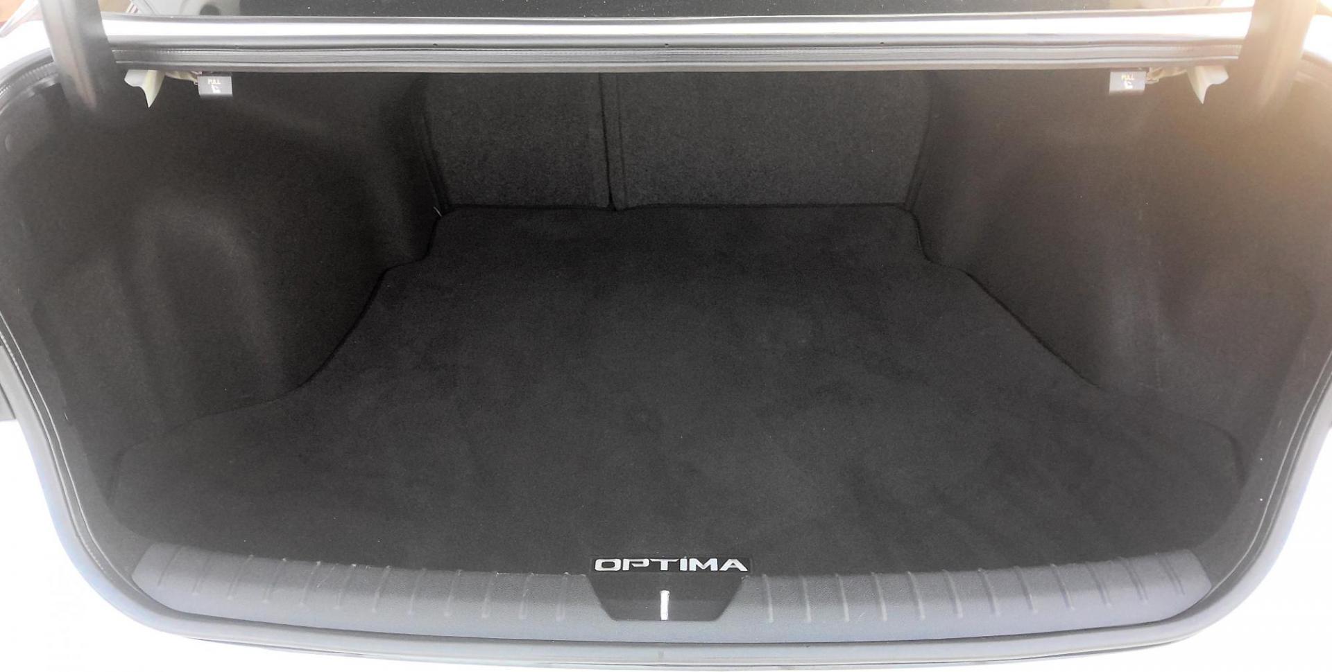 2018 WHITE Kia Optima LX (5XXGT4L35JG) with an 2.4L L4 DOHC 16V engine, 6A transmission, located at 502 S. Riverside Avenue, Medford, OR, 97501, (541) 773-3136, 42.322803, -122.867477 - Photo#4