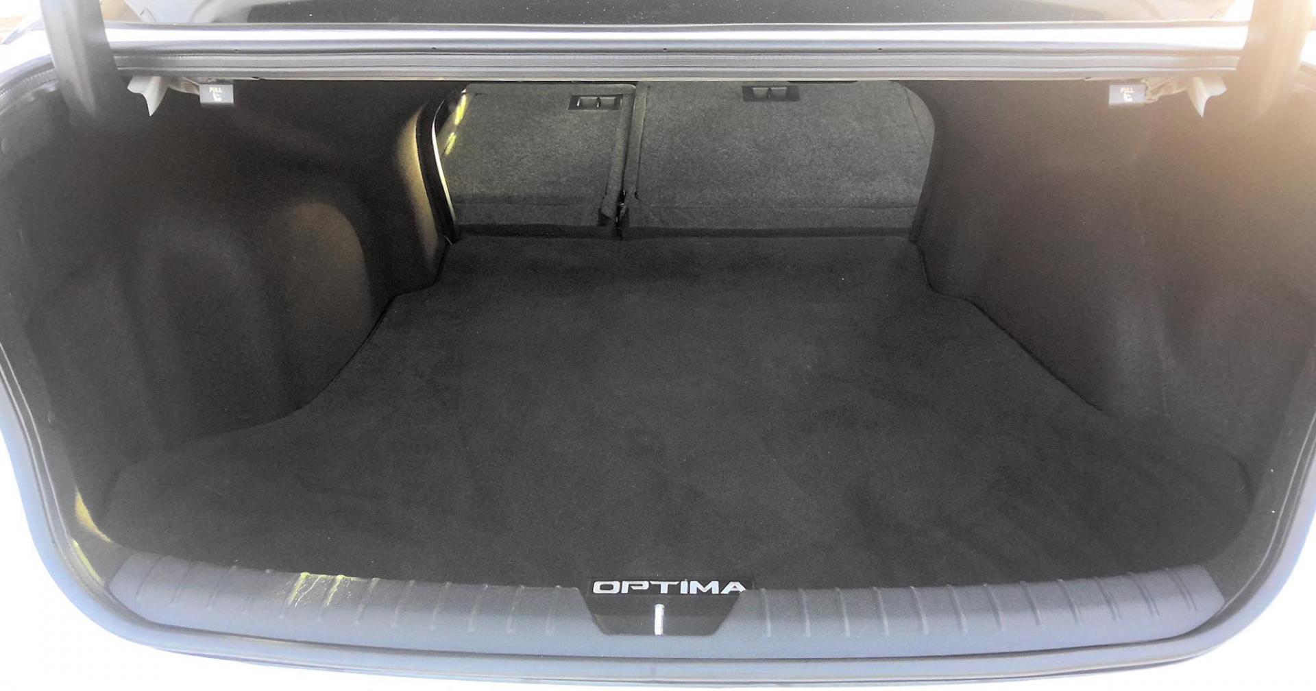 2018 WHITE Kia Optima LX (5XXGT4L35JG) with an 2.4L L4 DOHC 16V engine, 6A transmission, located at 502 S. Riverside Avenue, Medford, OR, 97501, (541) 773-3136, 42.322803, -122.867477 - Photo#5