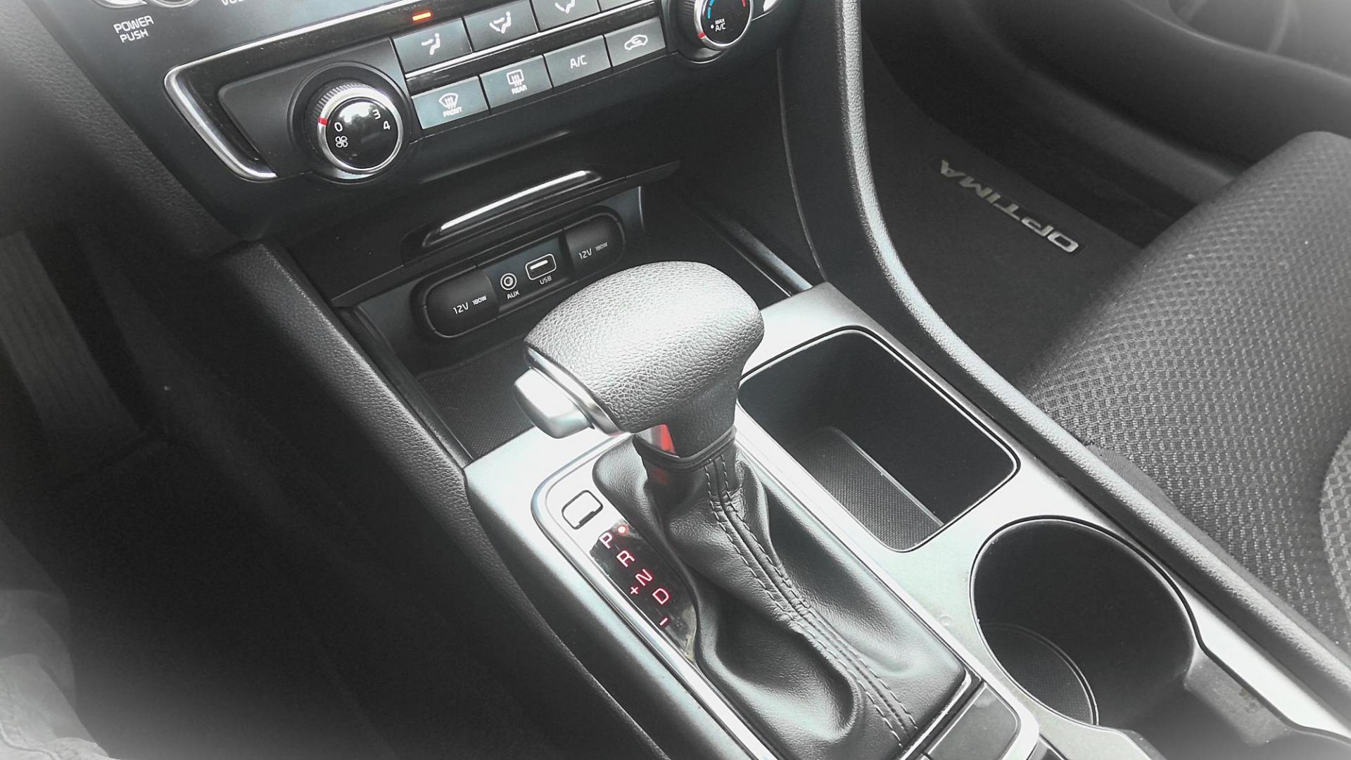 2018 WHITE Kia Optima LX (5XXGT4L35JG) with an 2.4L L4 DOHC 16V engine, 6A transmission, located at 502 S. Riverside Avenue, Medford, OR, 97501, (541) 773-3136, 42.322803, -122.867477 - Photo#9