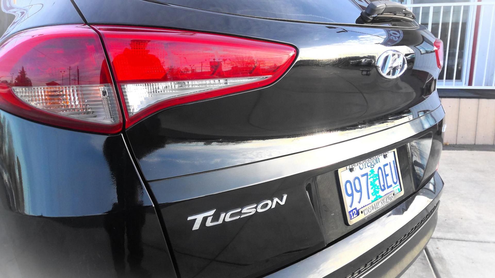 2017 BLACK Hyundai Tucson SE w/Preferred Package AWD (KM8J3CA49HU) with an 2.0L L4 DOHC 16V engine, 6A transmission, located at 502 S. Riverside Avenue, Medford, OR, 97501, (541) 773-3136, 42.322803, -122.867477 - Photo#3