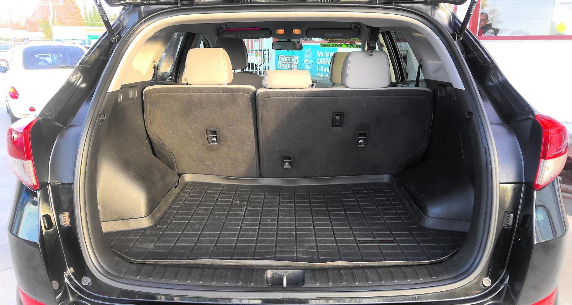 2017 BLACK Hyundai Tucson SE w/Preferred Package AWD (KM8J3CA49HU) with an 2.0L L4 DOHC 16V engine, 6A transmission, located at 502 S. Riverside Avenue, Medford, OR, 97501, (541) 773-3136, 42.322803, -122.867477 - Photo#5