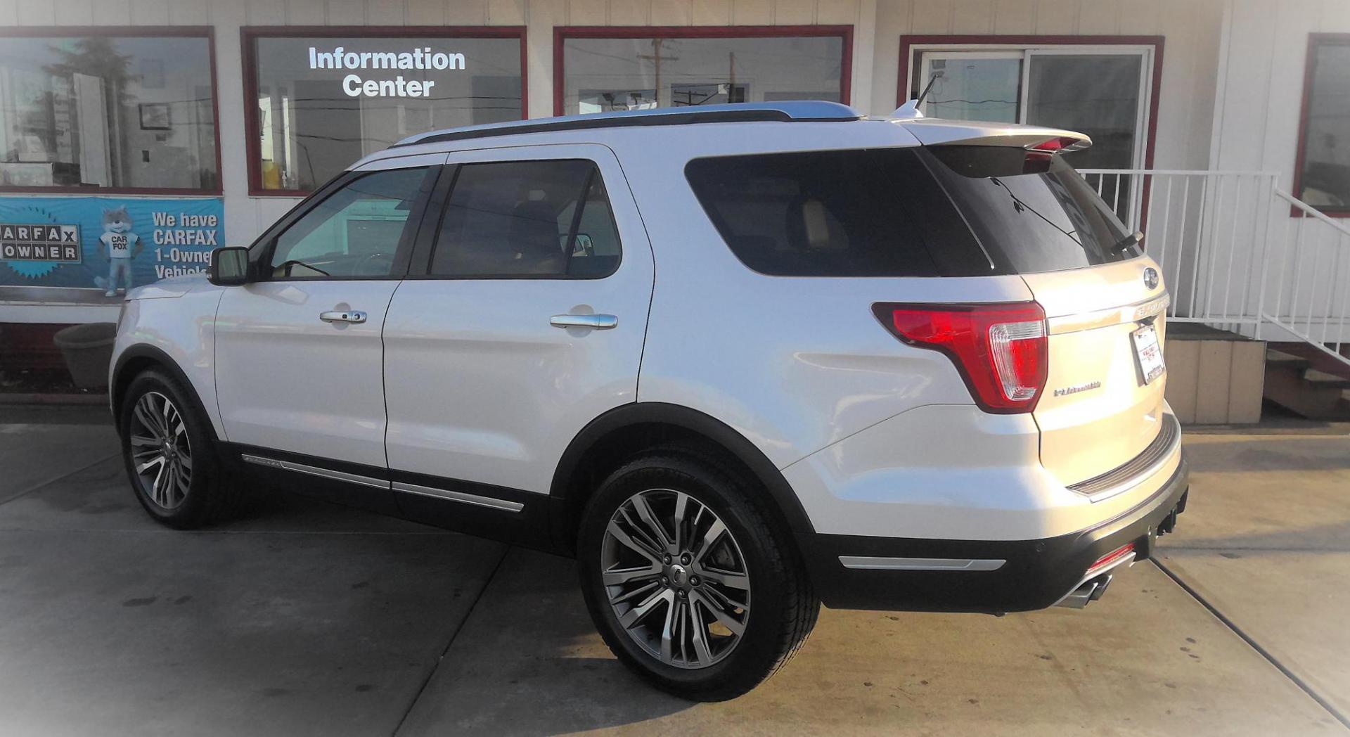 2018 WHITE Ford Explorer Platinum AWD (1FM5K8HT9JG) with an 3.5L V6 DOHC 24V engine, 6A transmission, located at 502 S. Riverside Avenue, Medford, OR, 97501, (541) 773-3136, 42.322803, -122.867477 - Photo#2