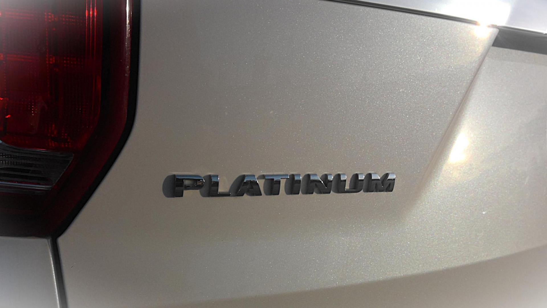 2018 WHITE Ford Explorer Platinum AWD (1FM5K8HT9JG) with an 3.5L V6 DOHC 24V engine, 6A transmission, located at 502 S. Riverside Avenue, Medford, OR, 97501, (541) 773-3136, 42.322803, -122.867477 - Photo#3