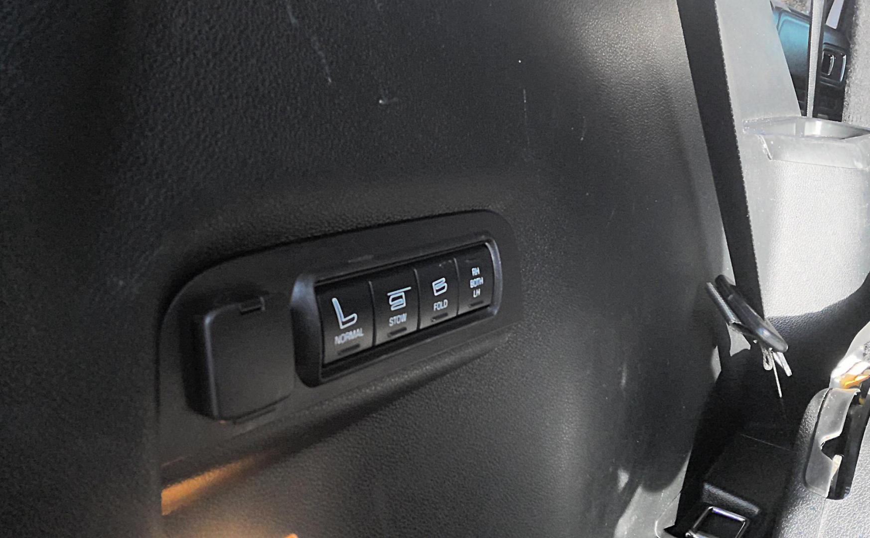 2018 WHITE Ford Explorer Platinum AWD (1FM5K8HT9JG) with an 3.5L V6 DOHC 24V engine, 6A transmission, located at 502 S. Riverside Avenue, Medford, OR, 97501, (541) 773-3136, 42.322803, -122.867477 - Photo#6