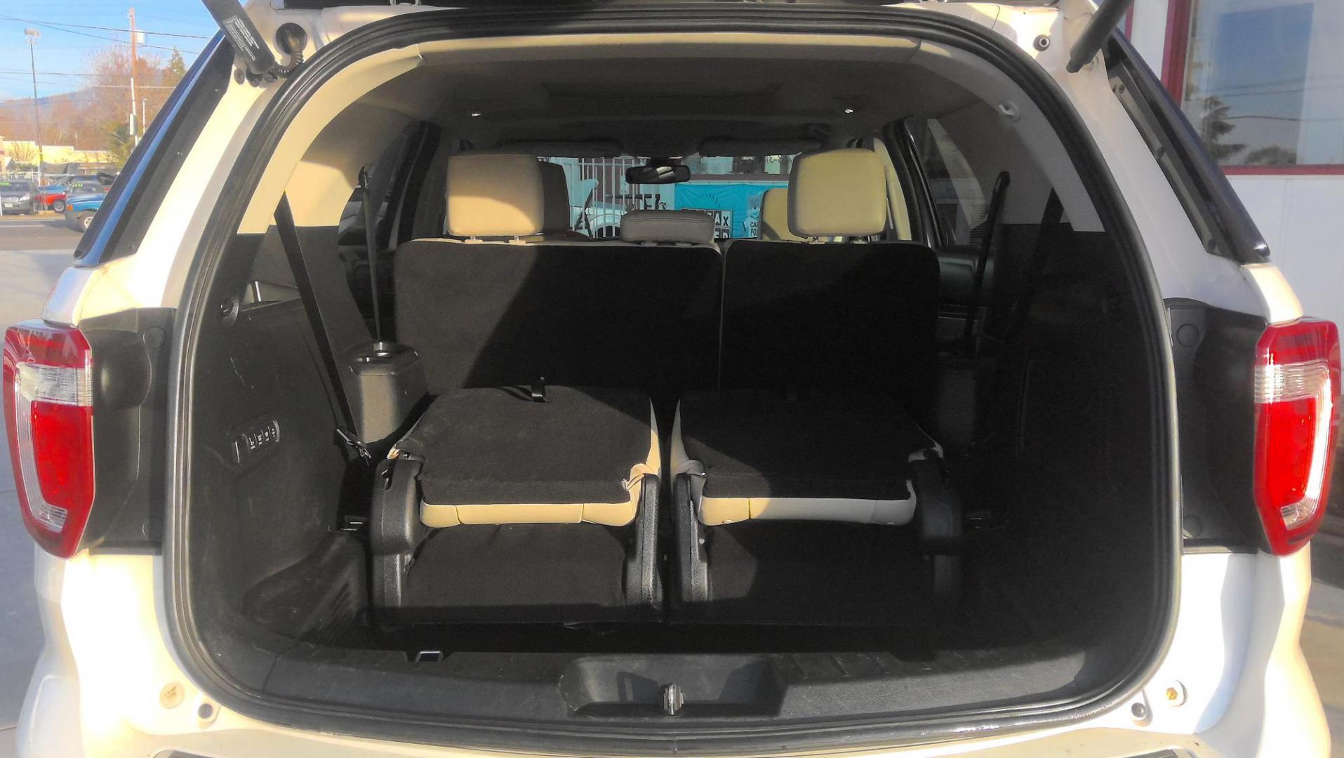 2018 WHITE Ford Explorer Platinum AWD (1FM5K8HT9JG) with an 3.5L V6 DOHC 24V engine, 6A transmission, located at 502 S. Riverside Avenue, Medford, OR, 97501, (541) 773-3136, 42.322803, -122.867477 - Photo#7