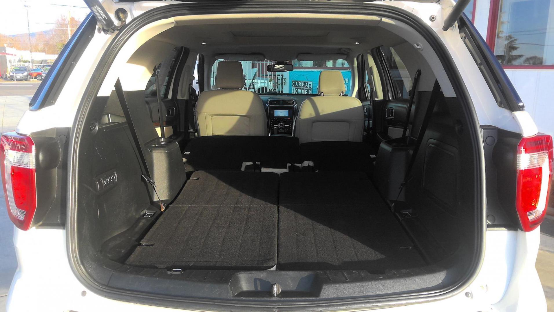 2018 WHITE Ford Explorer Platinum AWD (1FM5K8HT9JG) with an 3.5L V6 DOHC 24V engine, 6A transmission, located at 502 S. Riverside Avenue, Medford, OR, 97501, (541) 773-3136, 42.322803, -122.867477 - Photo#9