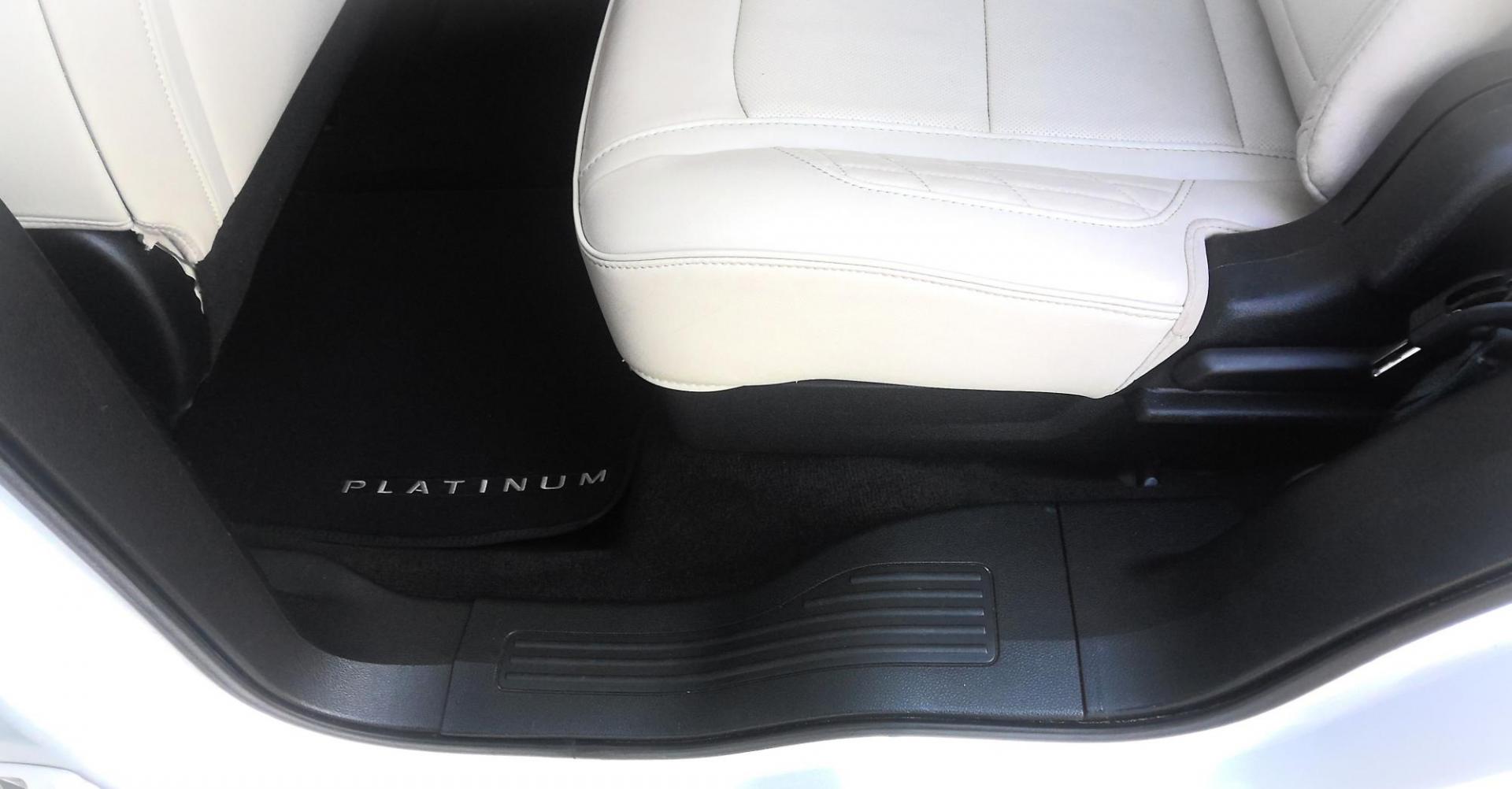 2018 WHITE Ford Explorer Platinum AWD (1FM5K8HT9JG) with an 3.5L V6 DOHC 24V engine, 6A transmission, located at 502 S. Riverside Avenue, Medford, OR, 97501, (541) 773-3136, 42.322803, -122.867477 - Photo#13