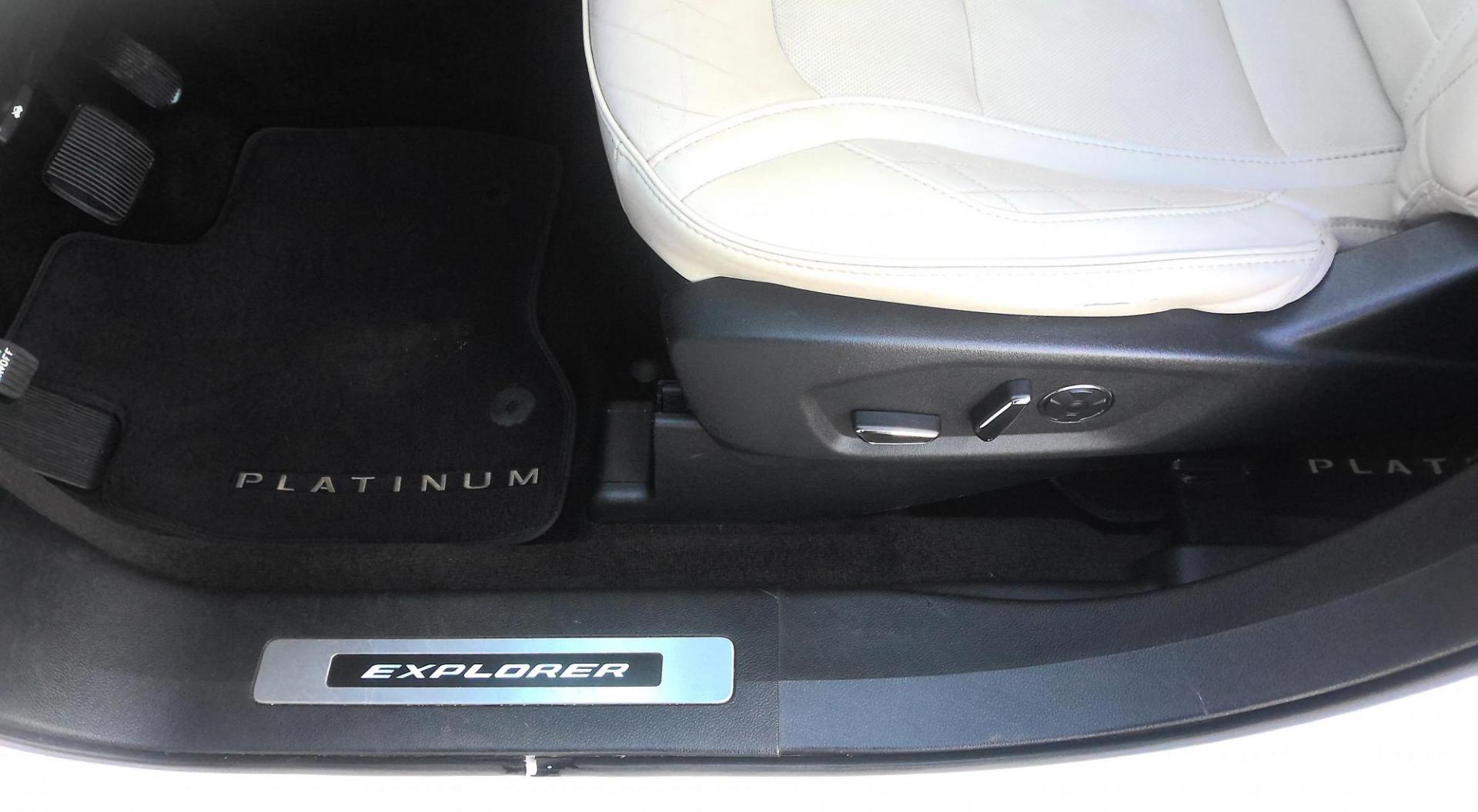 2018 WHITE Ford Explorer Platinum AWD (1FM5K8HT9JG) with an 3.5L V6 DOHC 24V engine, 6A transmission, located at 502 S. Riverside Avenue, Medford, OR, 97501, (541) 773-3136, 42.322803, -122.867477 - Photo#17