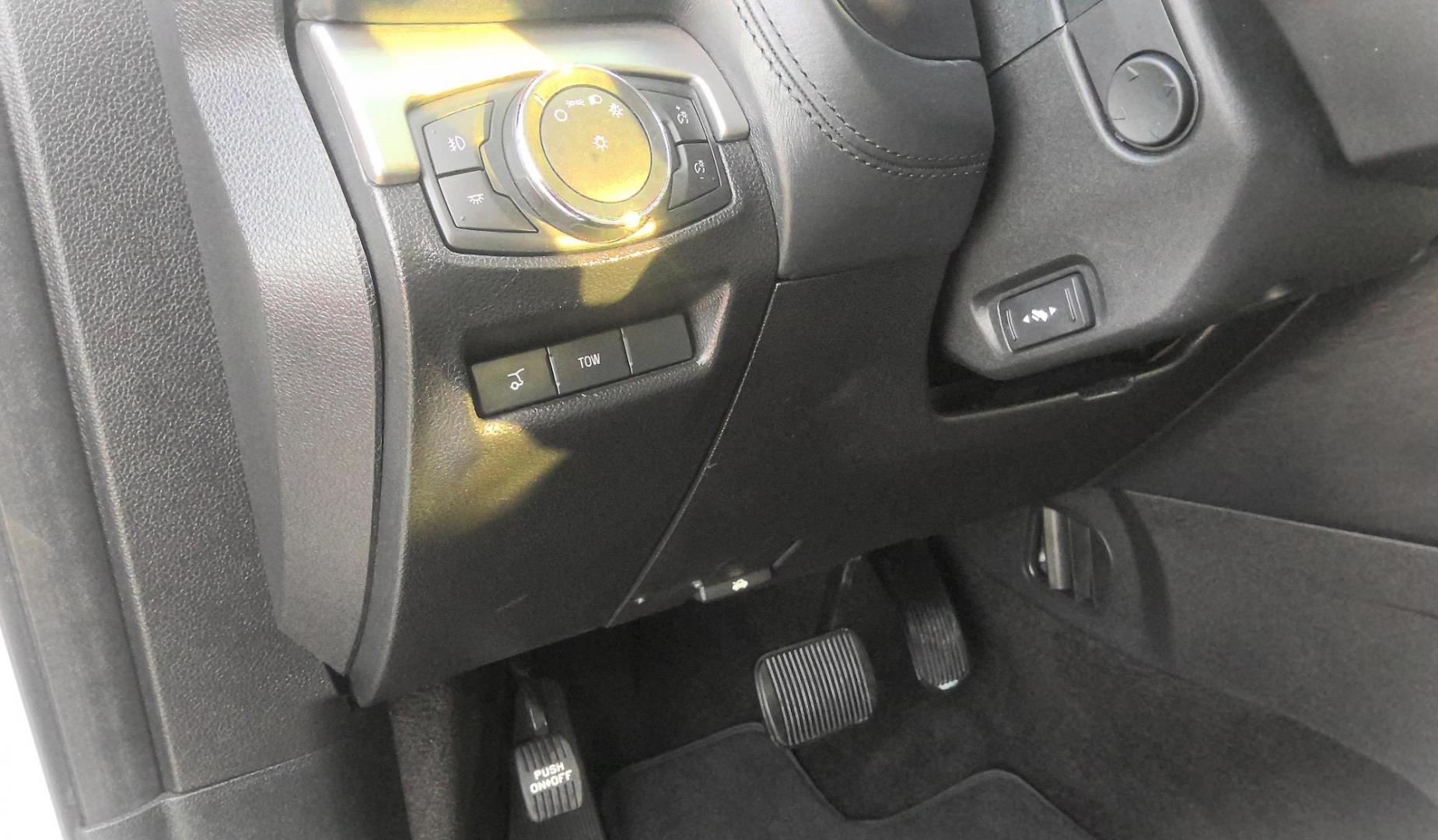 2018 WHITE Ford Explorer Platinum AWD (1FM5K8HT9JG) with an 3.5L V6 DOHC 24V engine, 6A transmission, located at 502 S. Riverside Avenue, Medford, OR, 97501, (541) 773-3136, 42.322803, -122.867477 - Photo#19