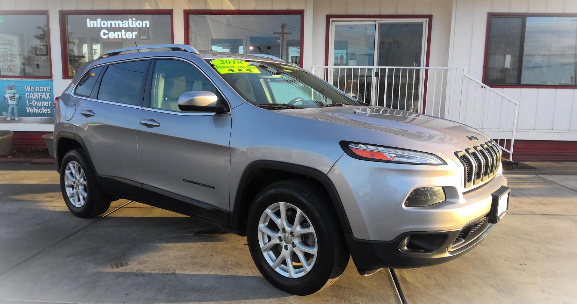 2018 SILVER Jeep Cherokee Latitude 4WD (1C4PJMCB7JD) with an 2.4L L4 DOHC 16V engine, 9A transmission, located at 502 S. Riverside Avenue, Medford, OR, 97501, (541) 773-3136, 42.322803, -122.867477 - Photo#1