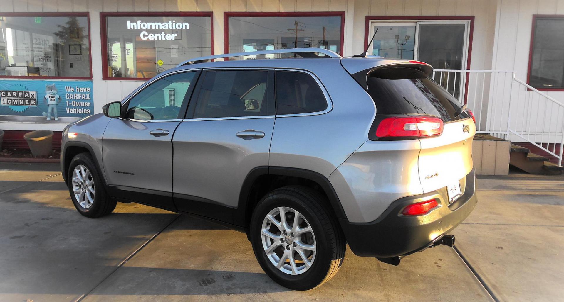 2018 SILVER Jeep Cherokee Latitude 4WD (1C4PJMCB7JD) with an 2.4L L4 DOHC 16V engine, 9A transmission, located at 502 S. Riverside Avenue, Medford, OR, 97501, (541) 773-3136, 42.322803, -122.867477 - Photo#2