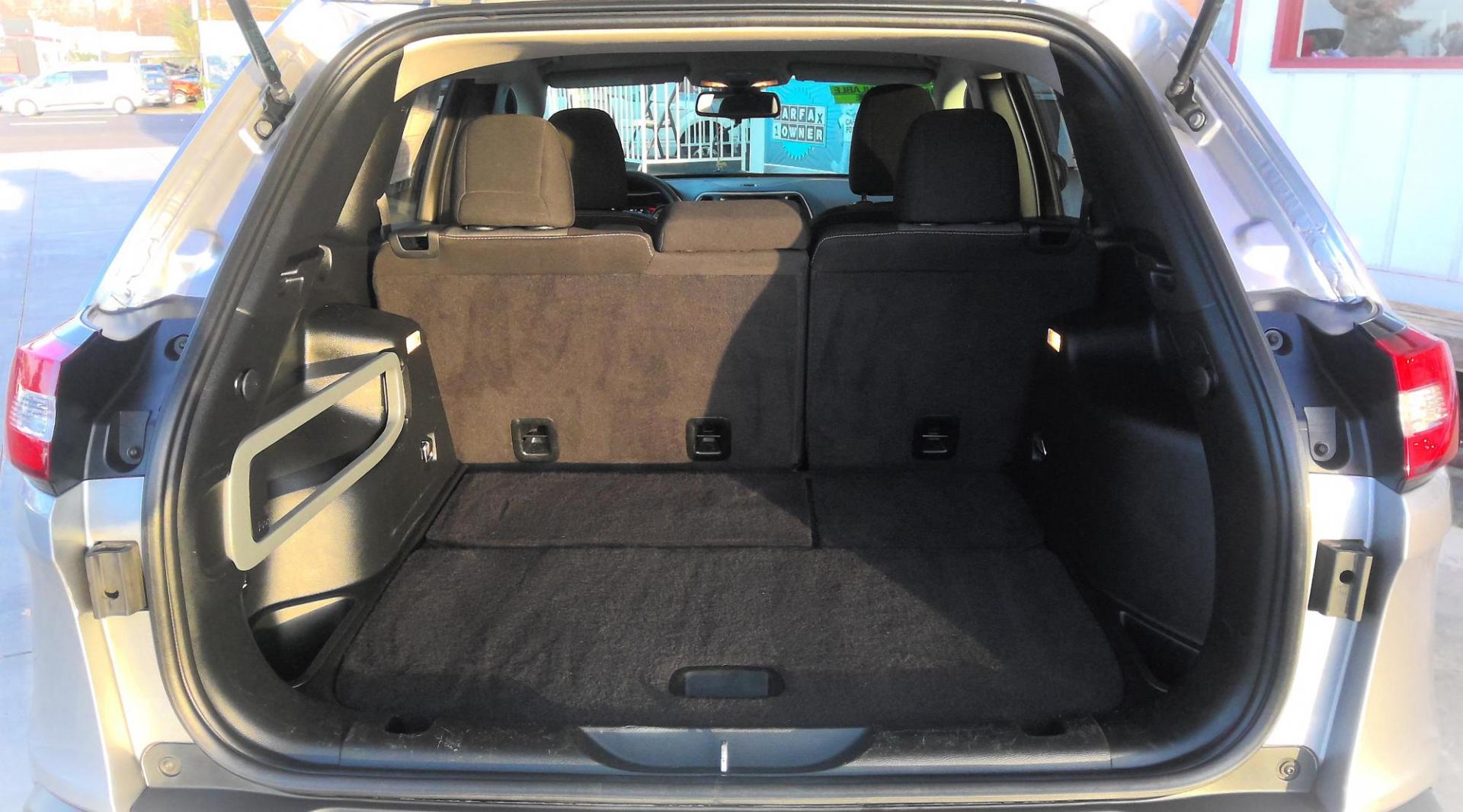 2018 SILVER Jeep Cherokee Latitude 4WD (1C4PJMCB7JD) with an 2.4L L4 DOHC 16V engine, 9A transmission, located at 502 S. Riverside Avenue, Medford, OR, 97501, (541) 773-3136, 42.322803, -122.867477 - Photo#4