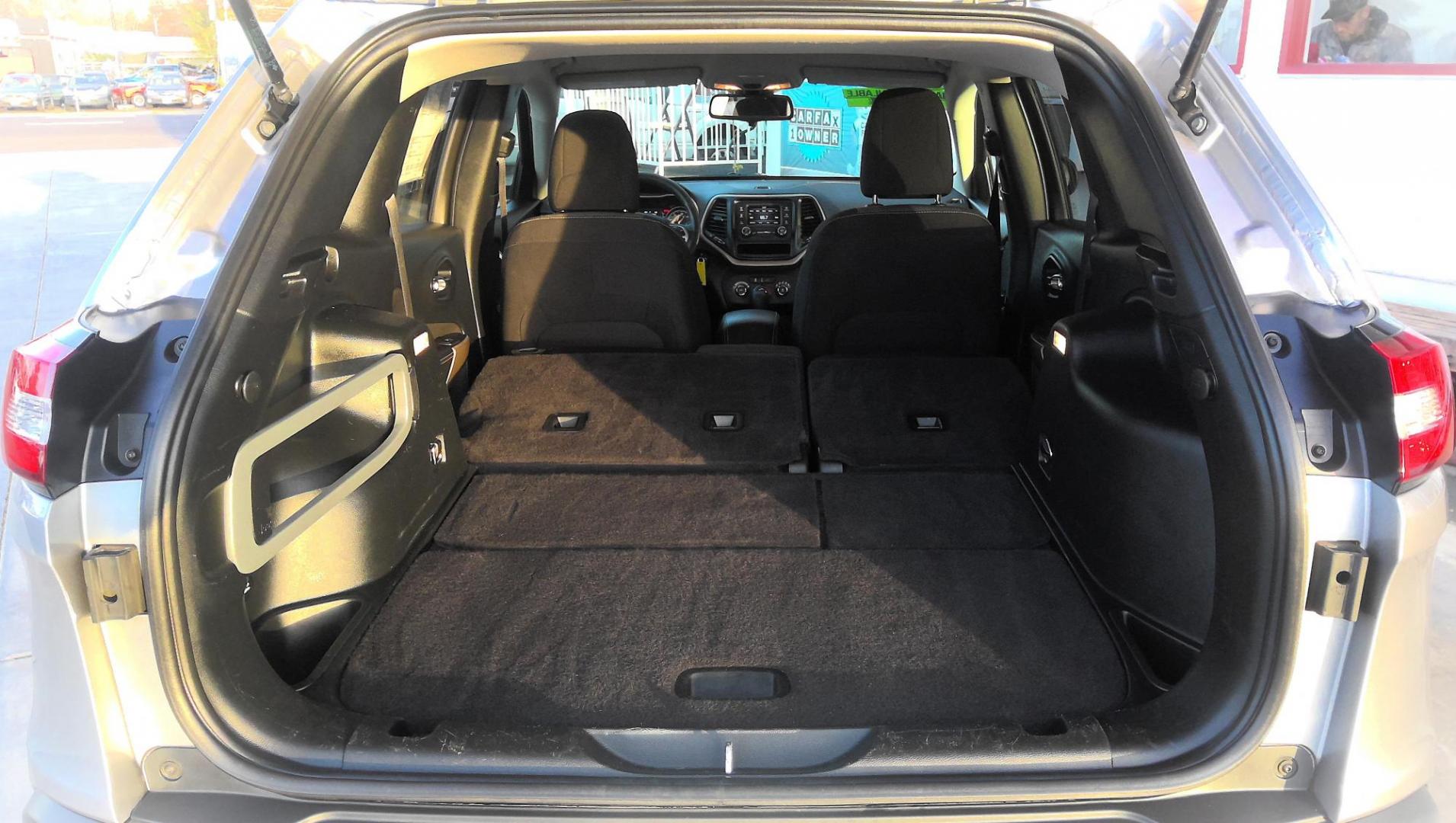 2018 SILVER Jeep Cherokee Latitude 4WD (1C4PJMCB7JD) with an 2.4L L4 DOHC 16V engine, 9A transmission, located at 502 S. Riverside Avenue, Medford, OR, 97501, (541) 773-3136, 42.322803, -122.867477 - Photo#5