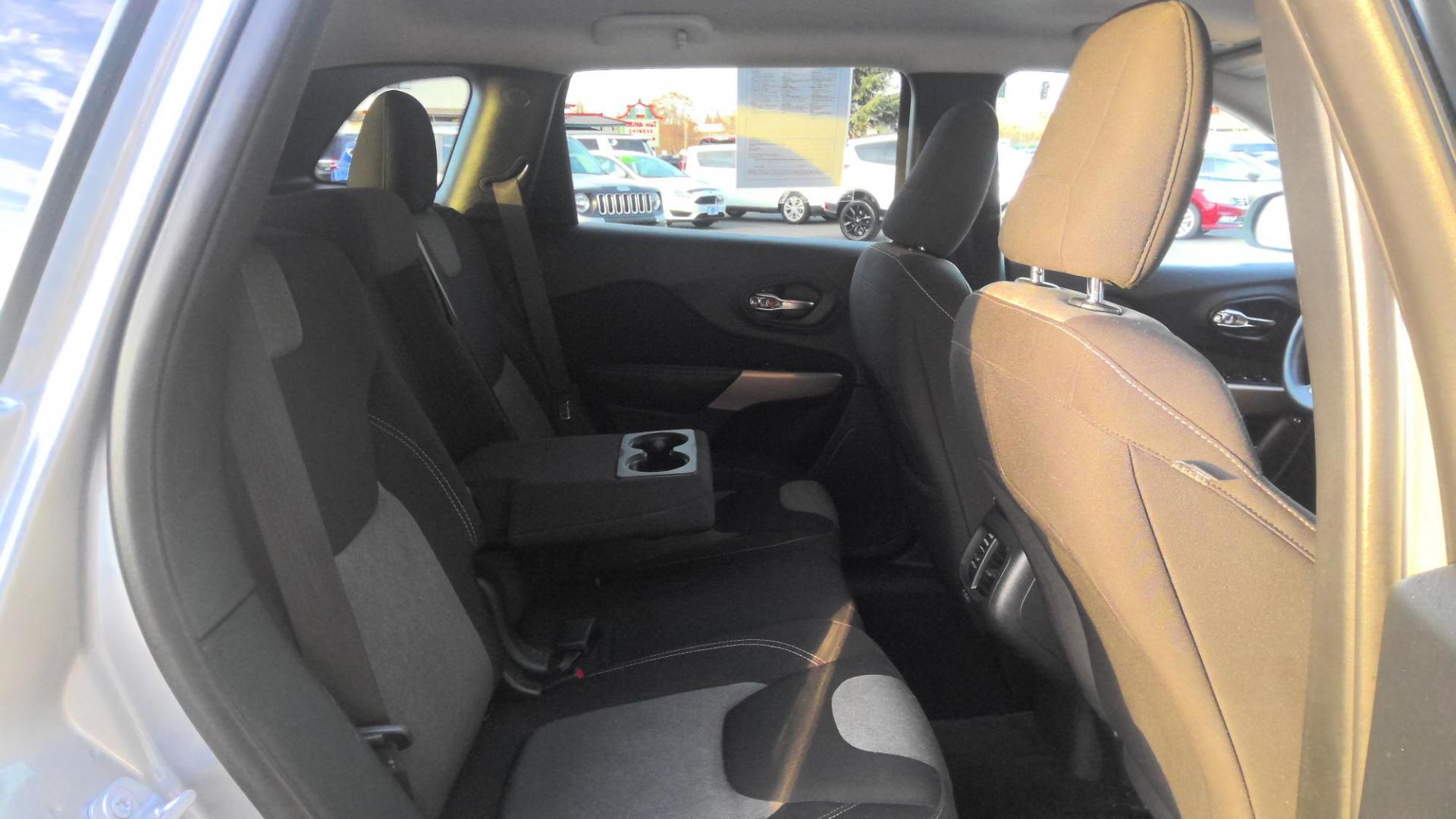 2018 SILVER Jeep Cherokee Latitude 4WD (1C4PJMCB7JD) with an 2.4L L4 DOHC 16V engine, 9A transmission, located at 502 S. Riverside Avenue, Medford, OR, 97501, (541) 773-3136, 42.322803, -122.867477 - Photo#6