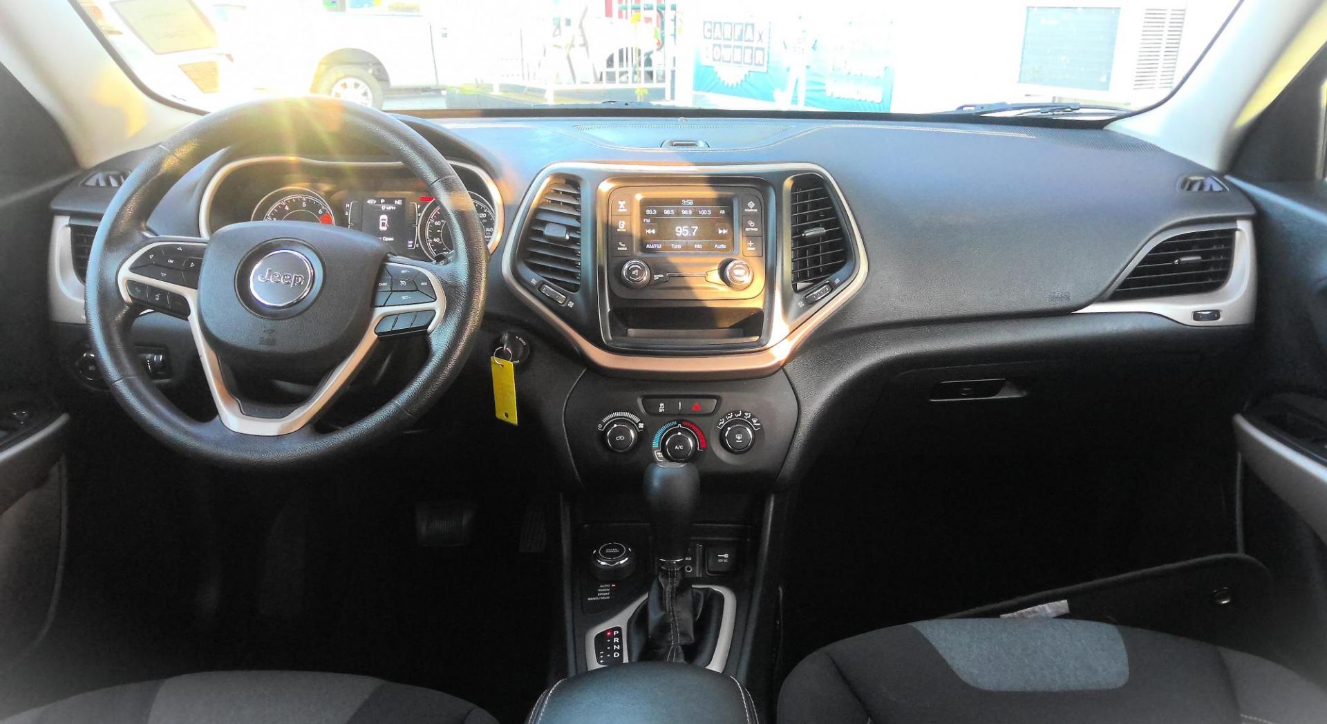 2018 SILVER Jeep Cherokee Latitude 4WD (1C4PJMCB7JD) with an 2.4L L4 DOHC 16V engine, 9A transmission, located at 502 S. Riverside Avenue, Medford, OR, 97501, (541) 773-3136, 42.322803, -122.867477 - Photo#7