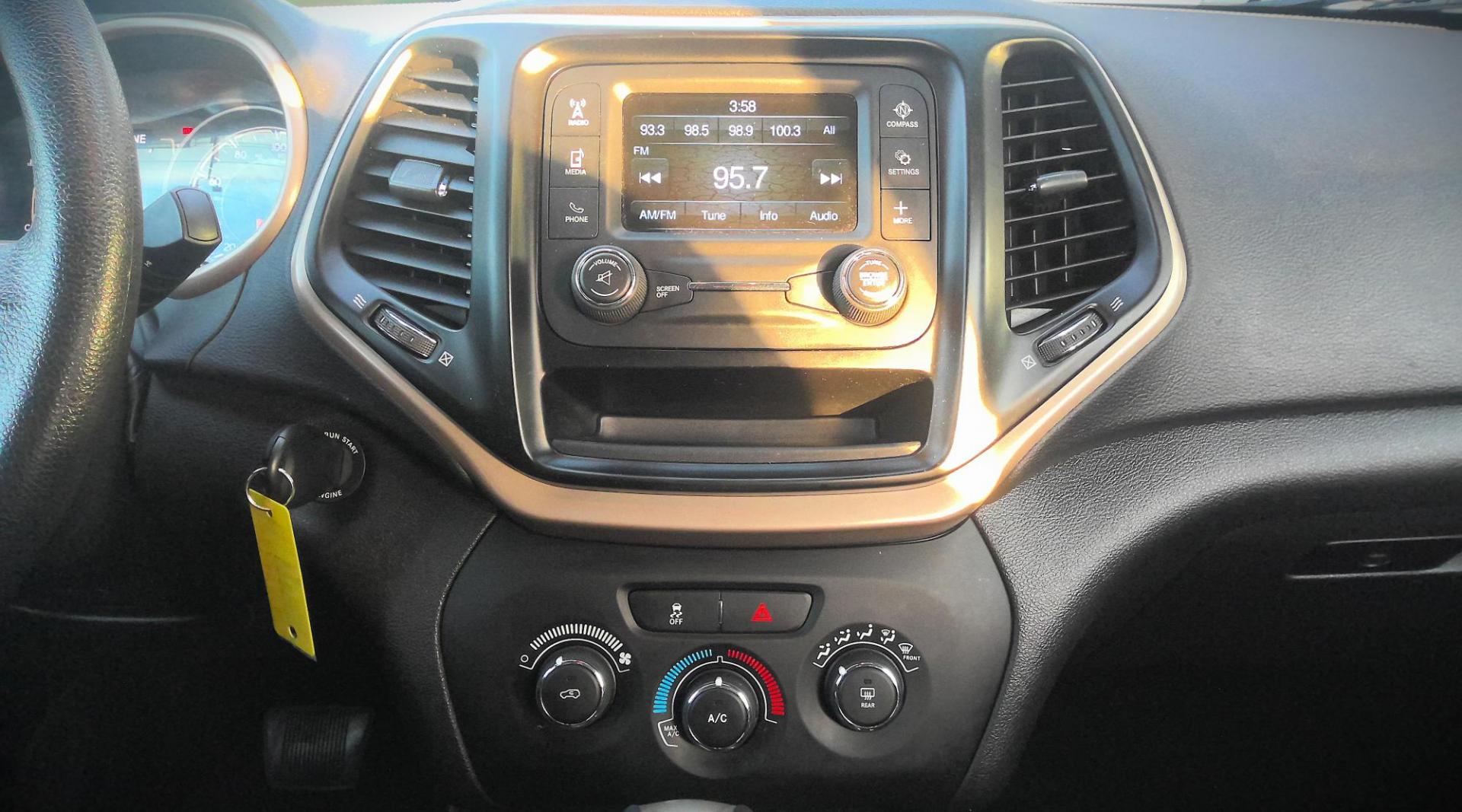 2018 SILVER Jeep Cherokee Latitude 4WD (1C4PJMCB7JD) with an 2.4L L4 DOHC 16V engine, 9A transmission, located at 502 S. Riverside Avenue, Medford, OR, 97501, (541) 773-3136, 42.322803, -122.867477 - Photo#8